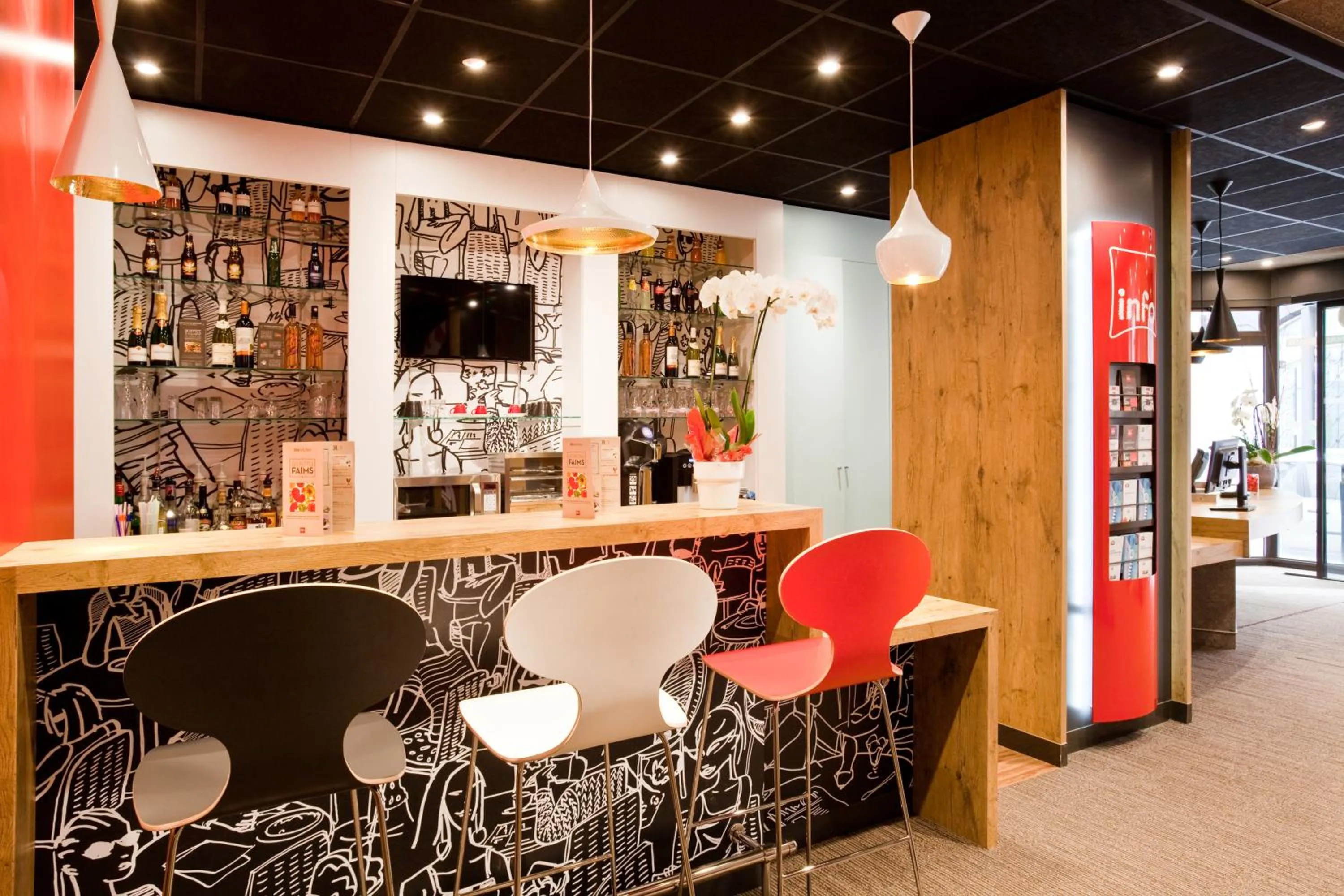 Lounge or bar in ibis Paris Gare De L'Est TGV