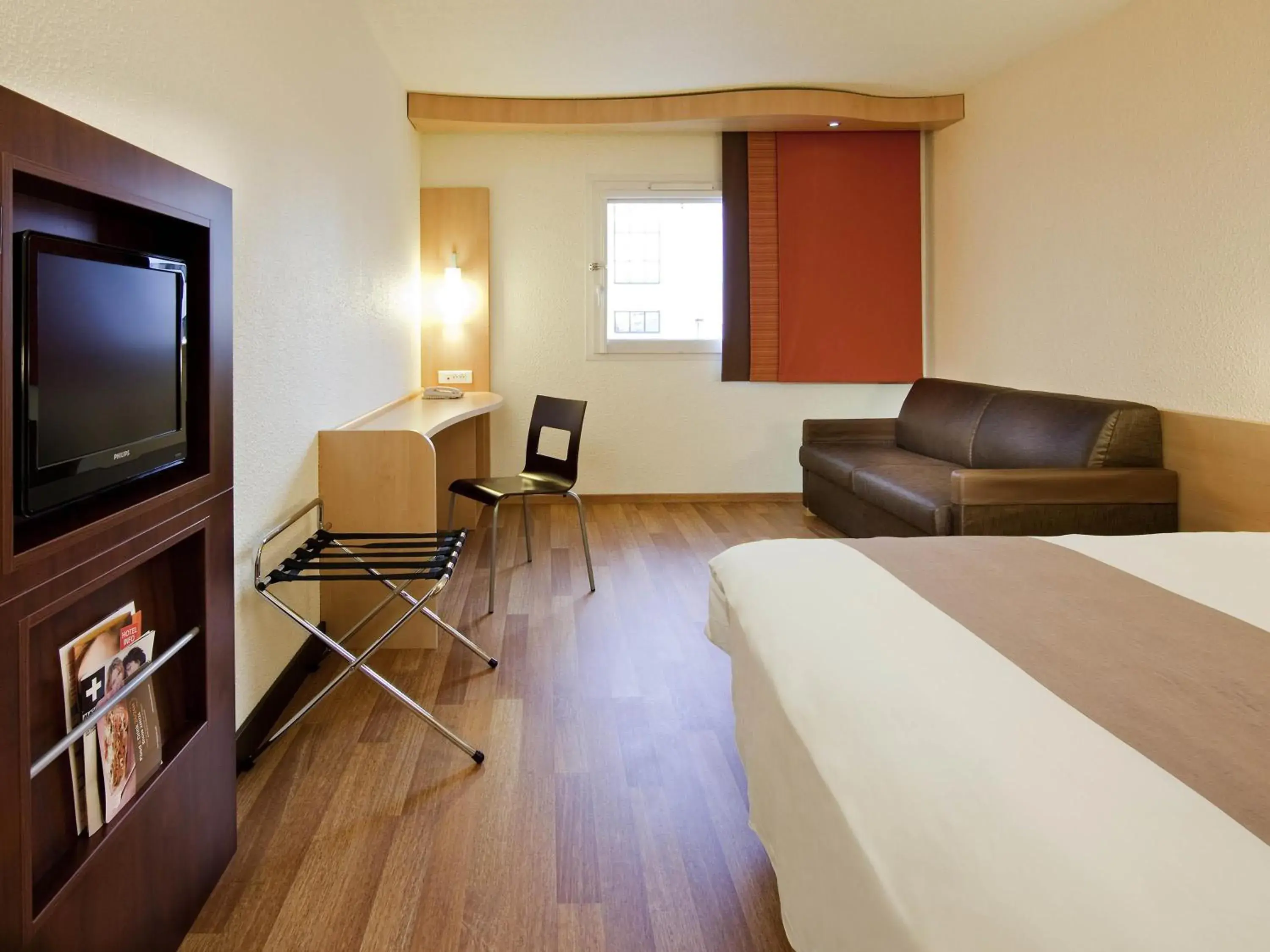 Standard Room with One Double Bed and One Single Bed in ibis Paris Pantin Eglise Standard Room with One Double Bed and One Single Bed in ibis Paris Pantin Eglise