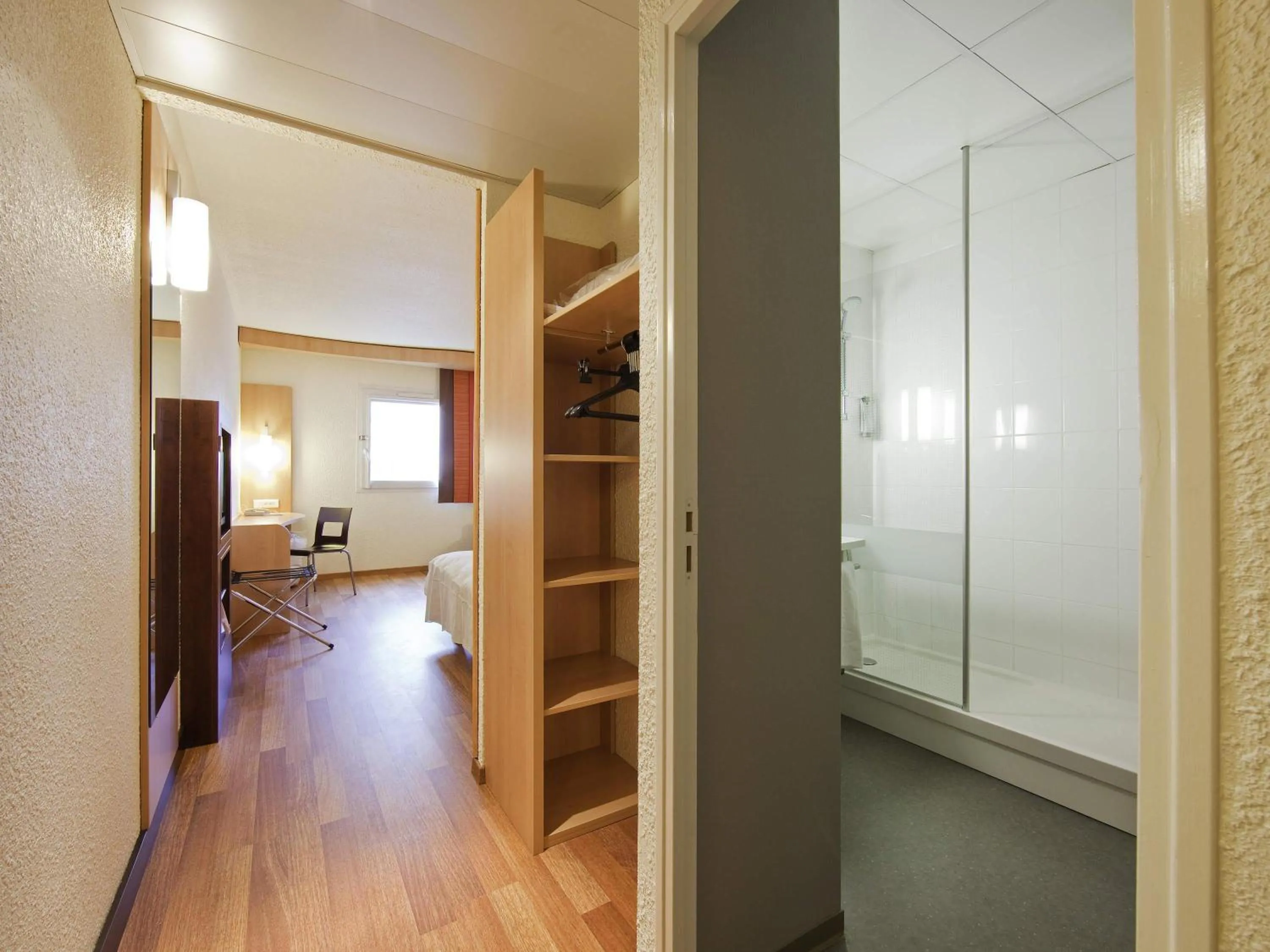 Bedroom in ibis Paris Pantin Eglise