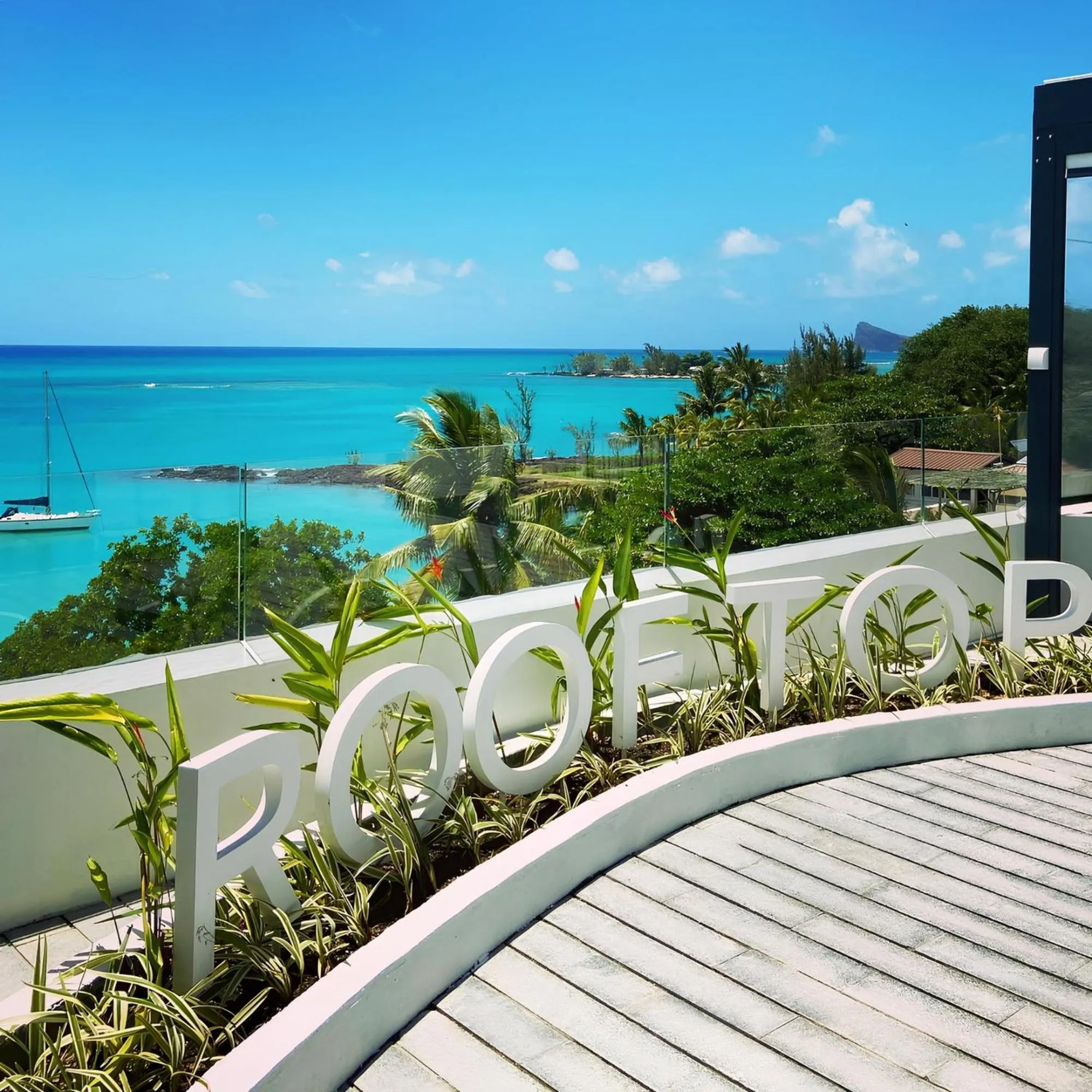 Restaurant/places to eat in Ocean V Hotel