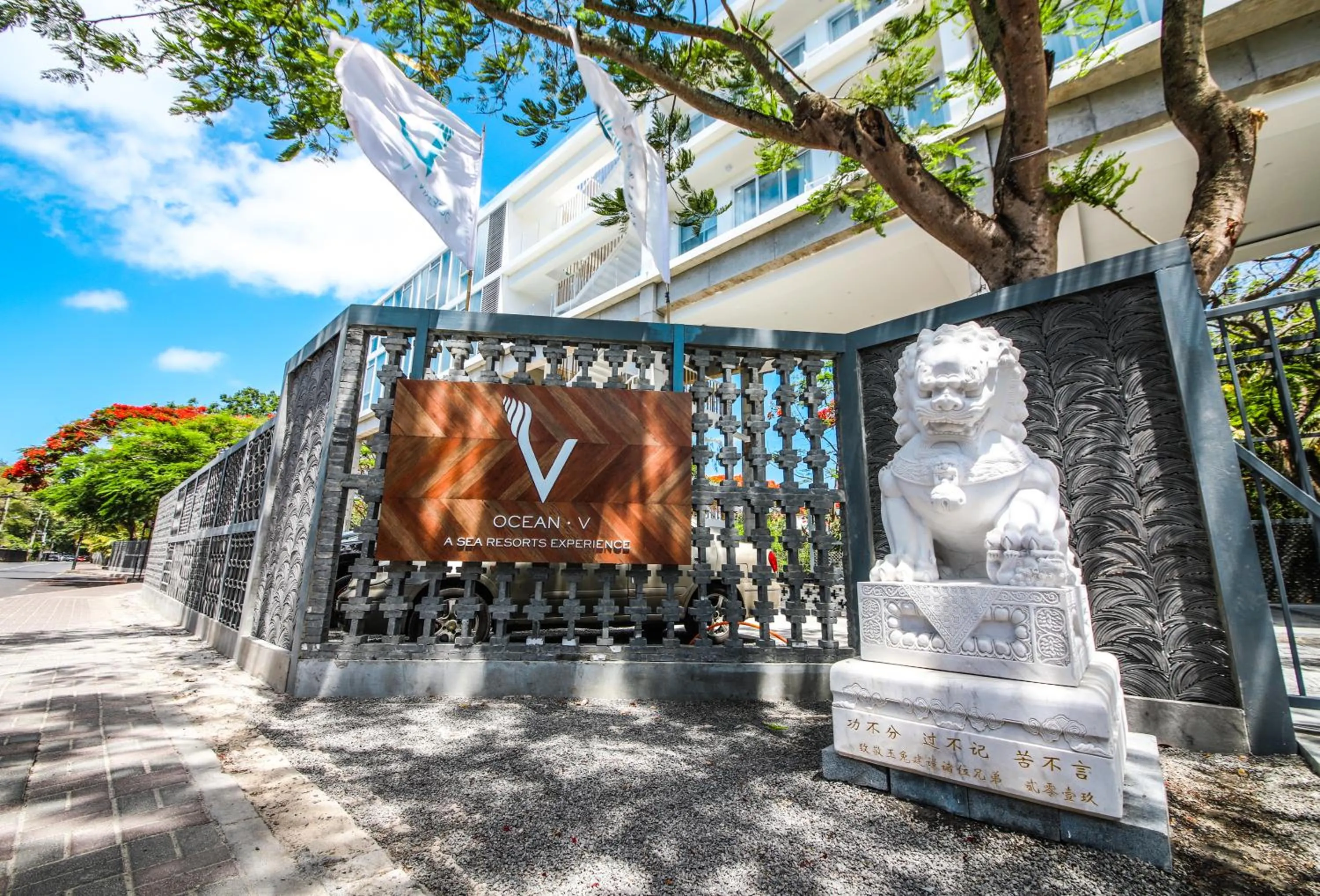 Facade/entrance in Ocean V Hotel