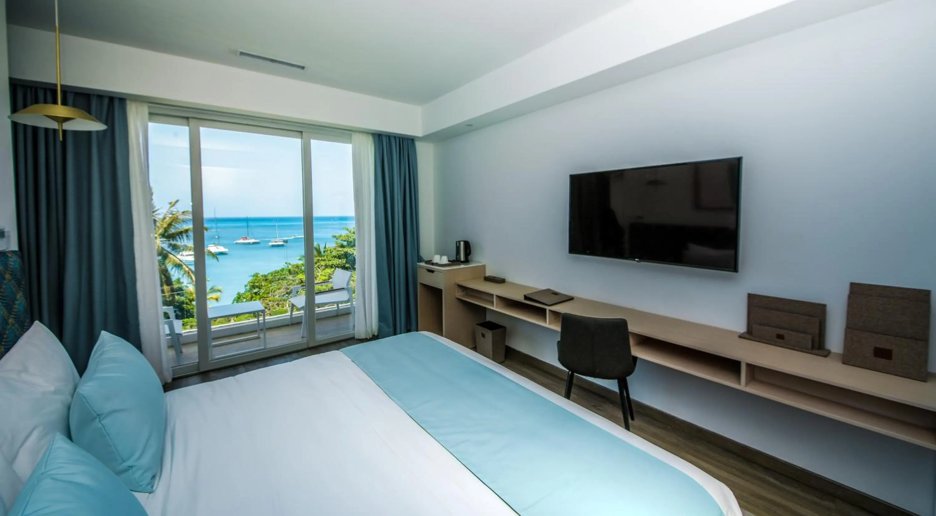Bed in Ocean V Hotel