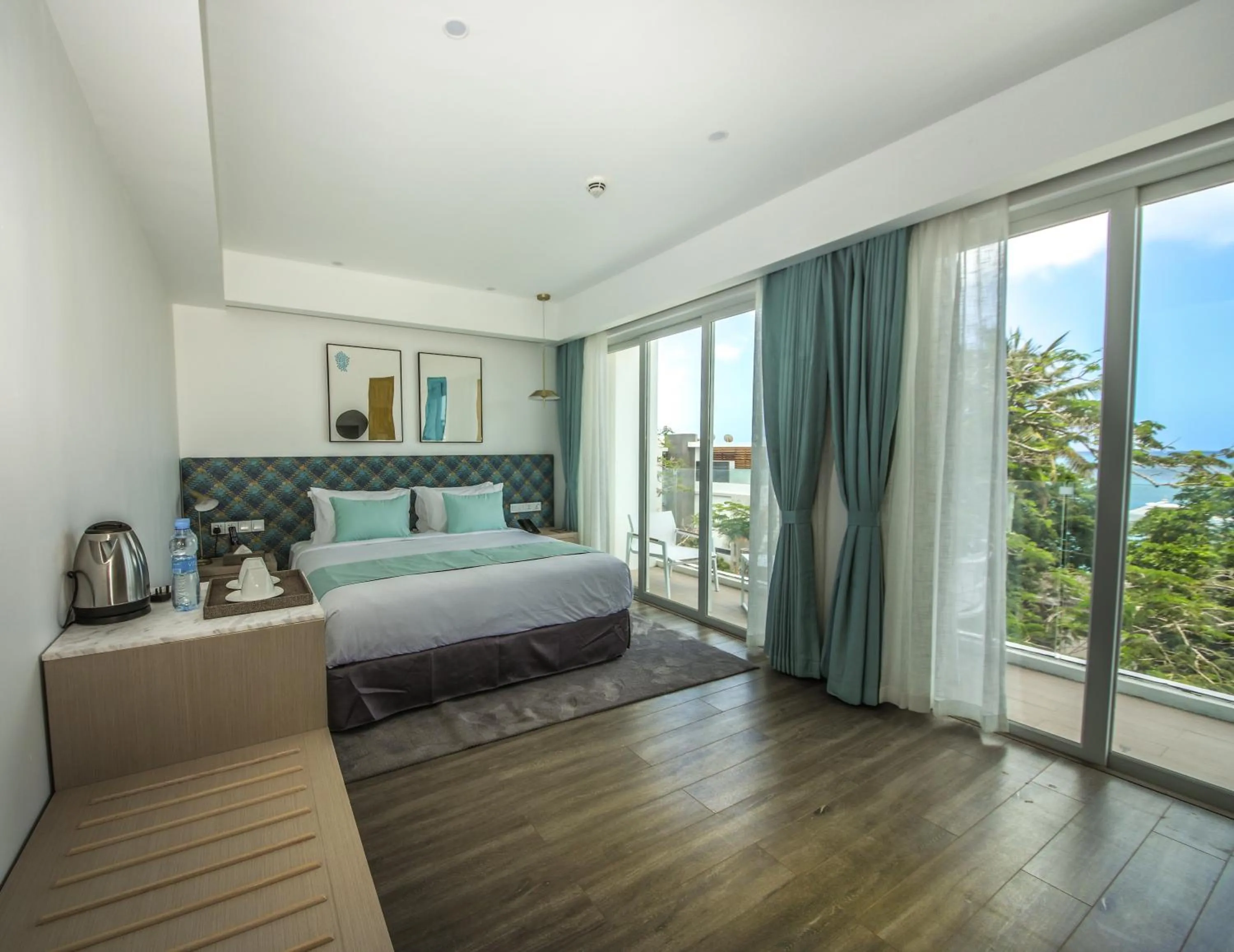 Bed in Ocean V Hotel