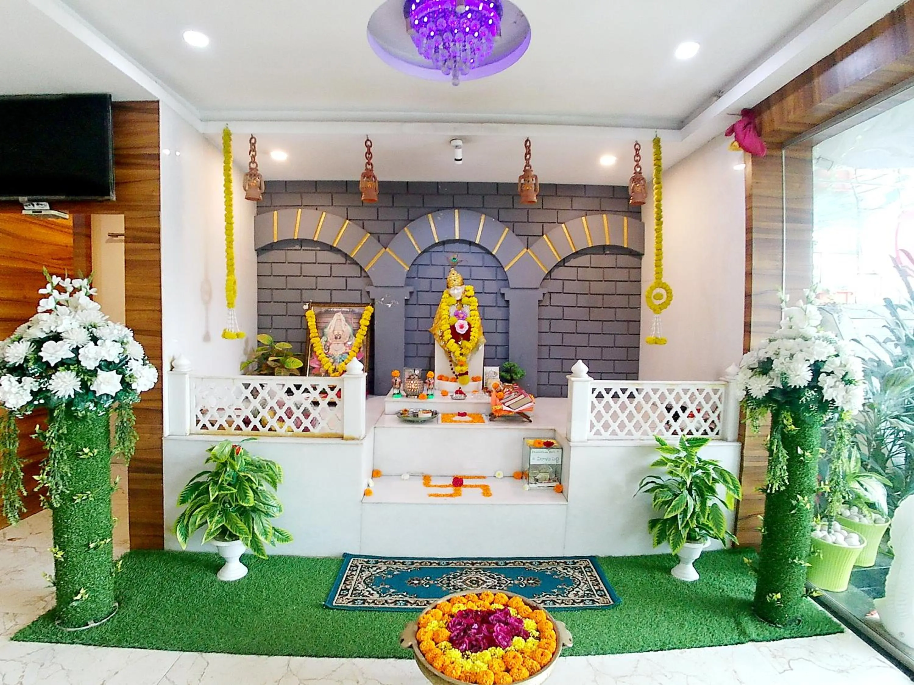 Communal lounge/ TV room in Hotel Sai SK Palace