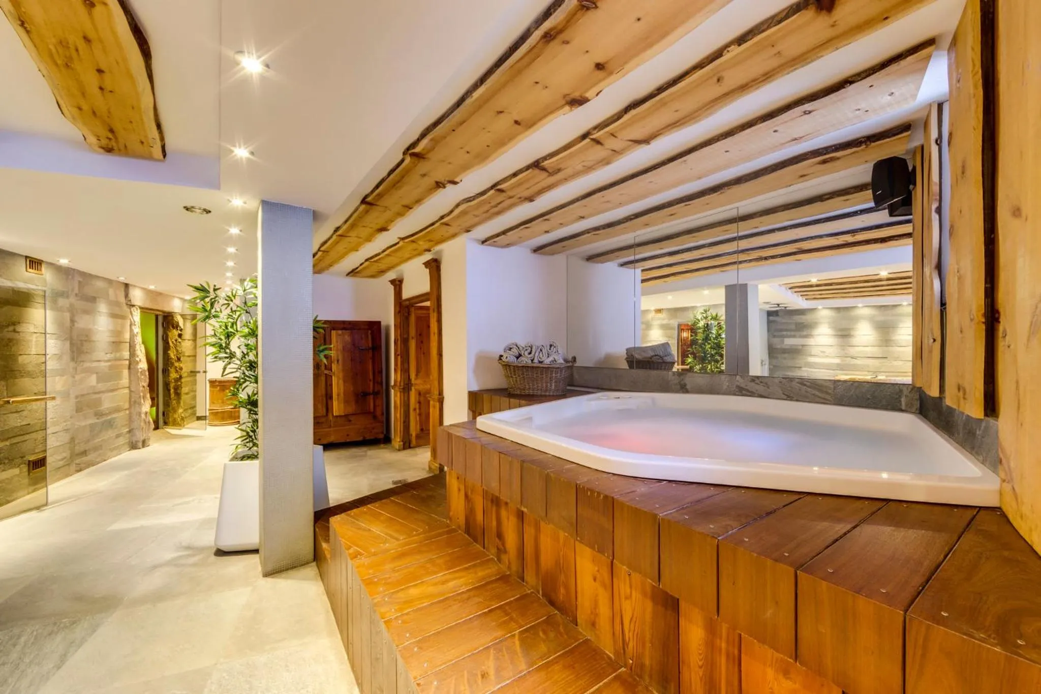 Hot Tub in Chalet Hotel Du Fornet