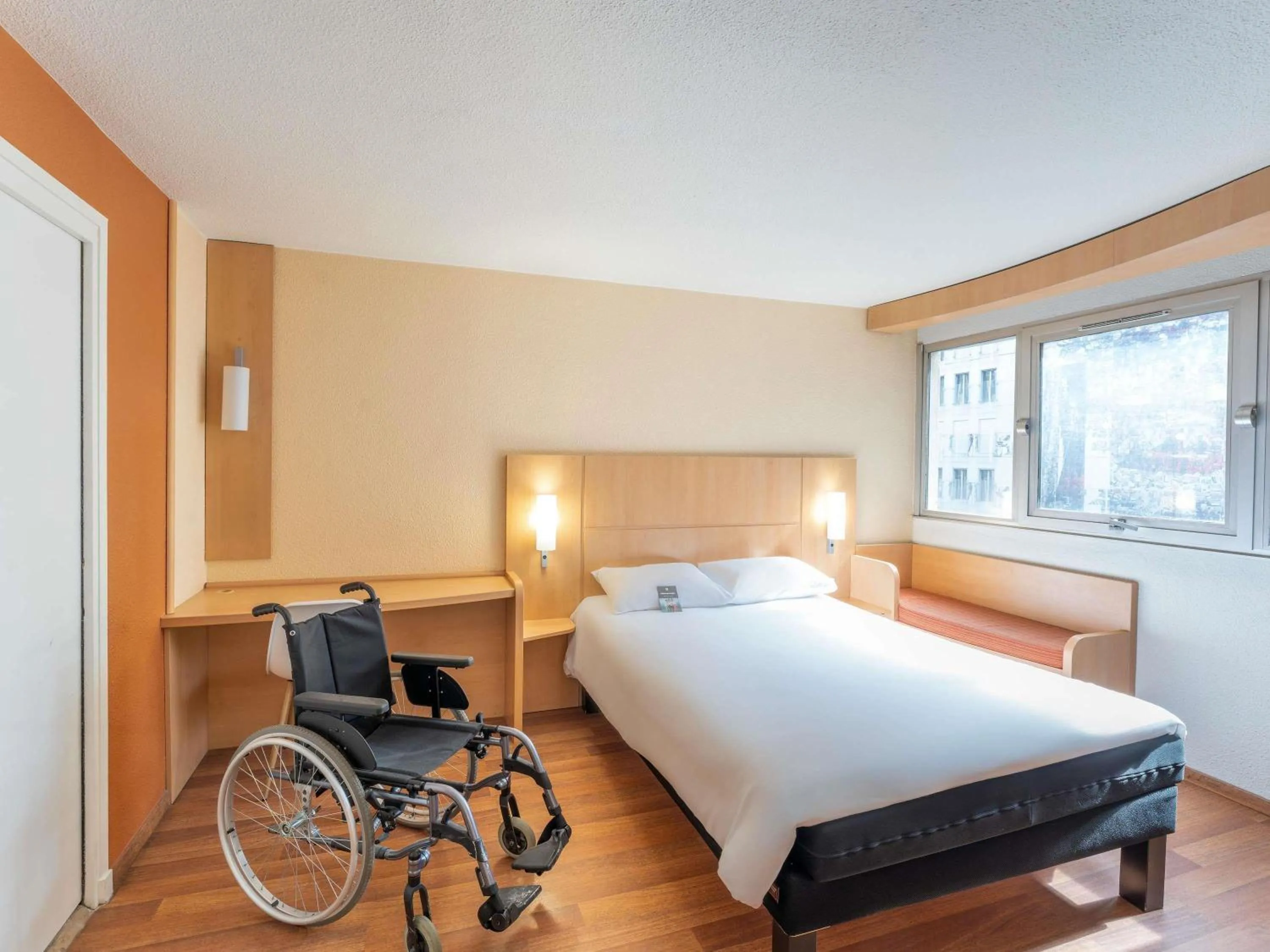 Bedroom, Bed in ibis Paris 17 Clichy-Batignolles