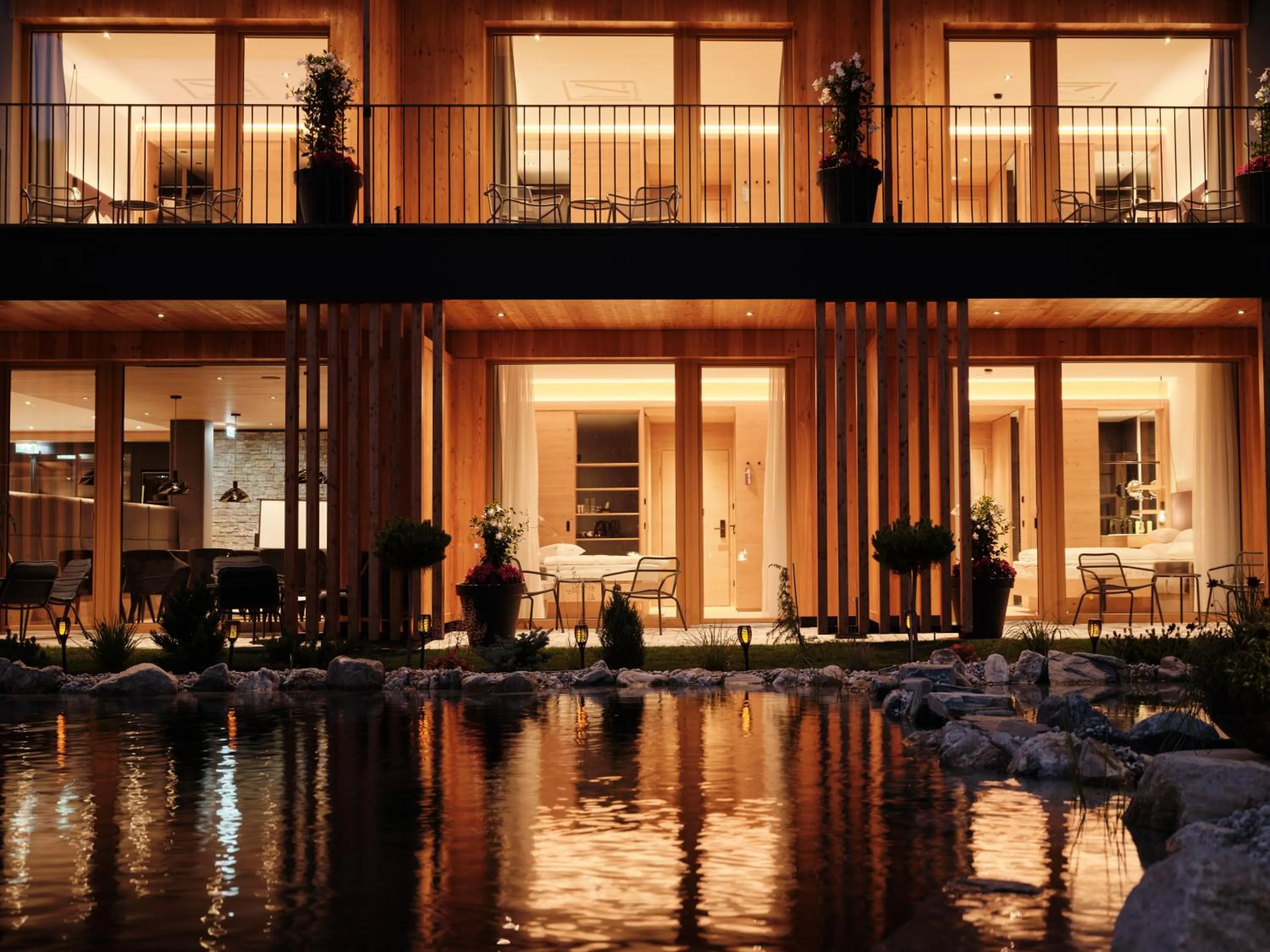 Property building in Wellness und Brunch Hotel MorgenZeit beheizter Naturpool mit Sandstrand Genuss Frühstück bis 13 Uhr Hochkönig Sommercard