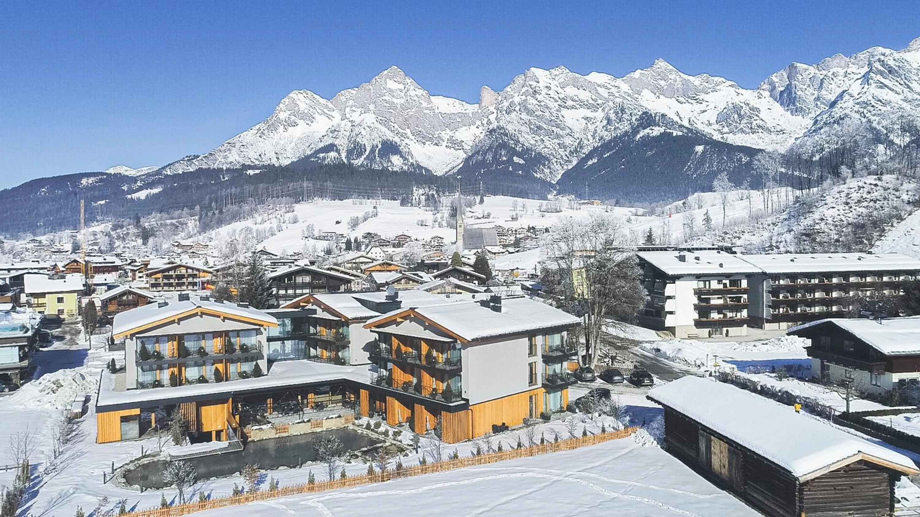 Property building in Wellness und Brunch Hotel MorgenZeit beheizter Naturpool mit Sandstrand Genuss Frühstück bis 13 Uhr Hochkönig Sommercard