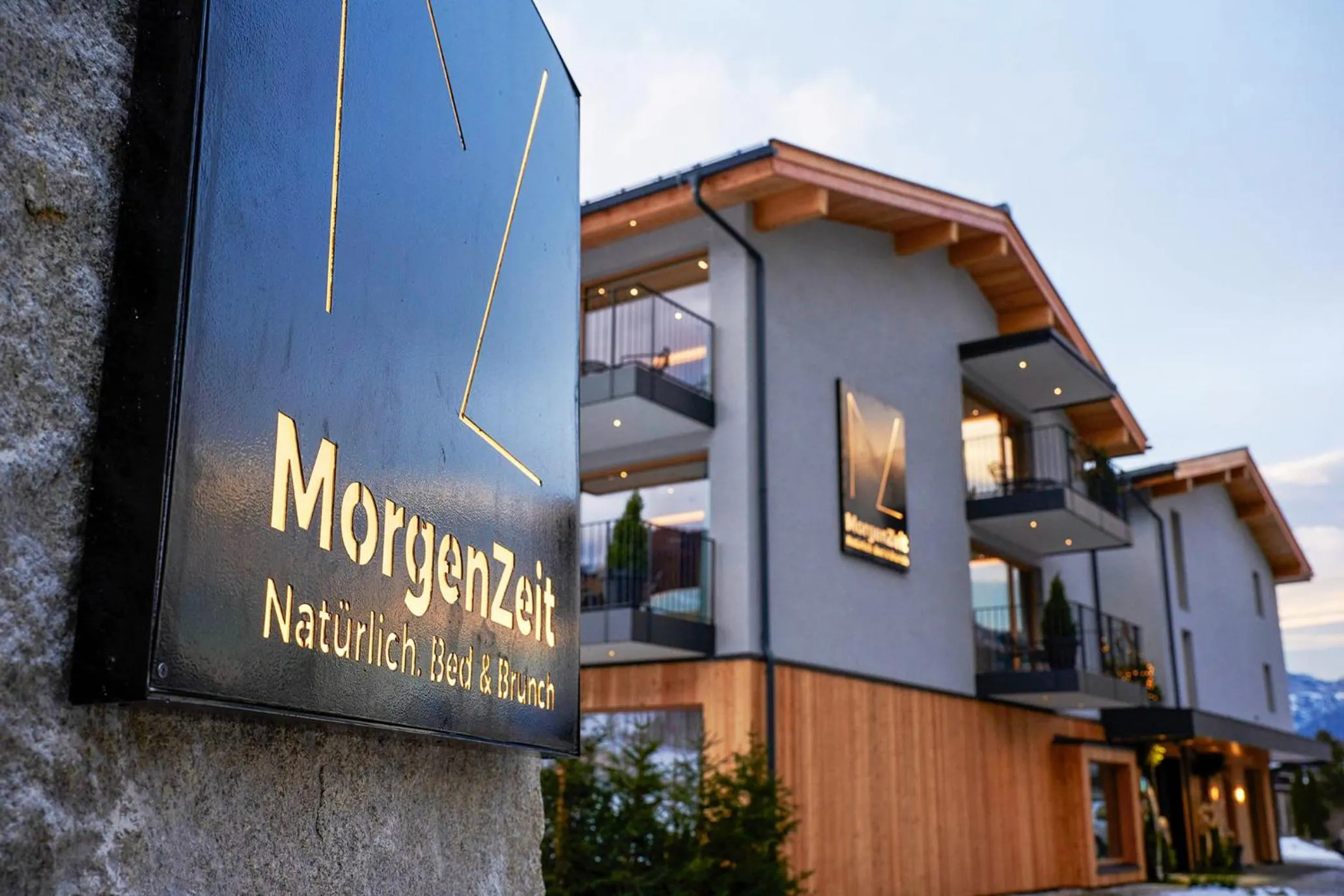 Property building in Wellness und Brunch Hotel MorgenZeit beheizter Naturpool mit Sandstrand Genuss Frühstück bis 13 Uhr Hochkönig Sommercard