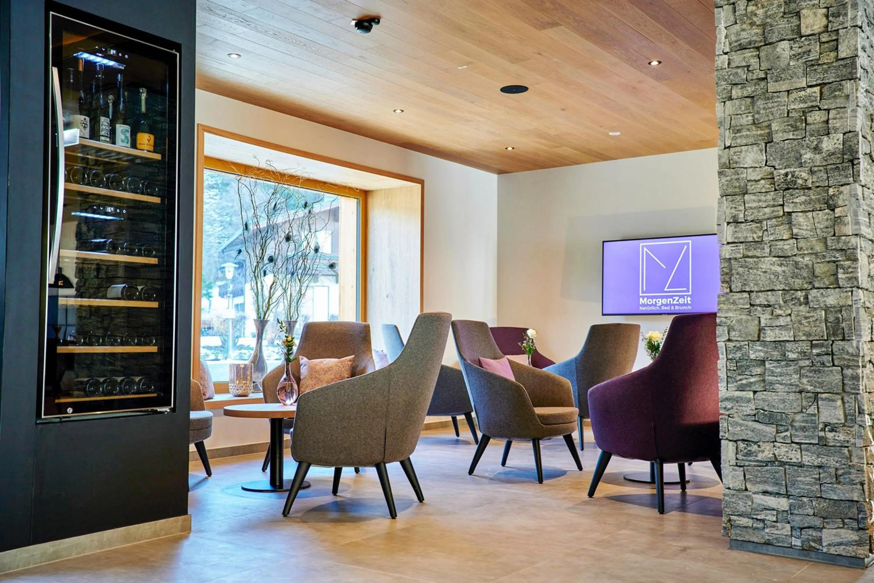 Lounge or bar in Wellness und Brunch Hotel MorgenZeit beheizter Naturpool mit Sandstrand Genuss Frühstück bis 13 Uhr Hochkönig Sommercard