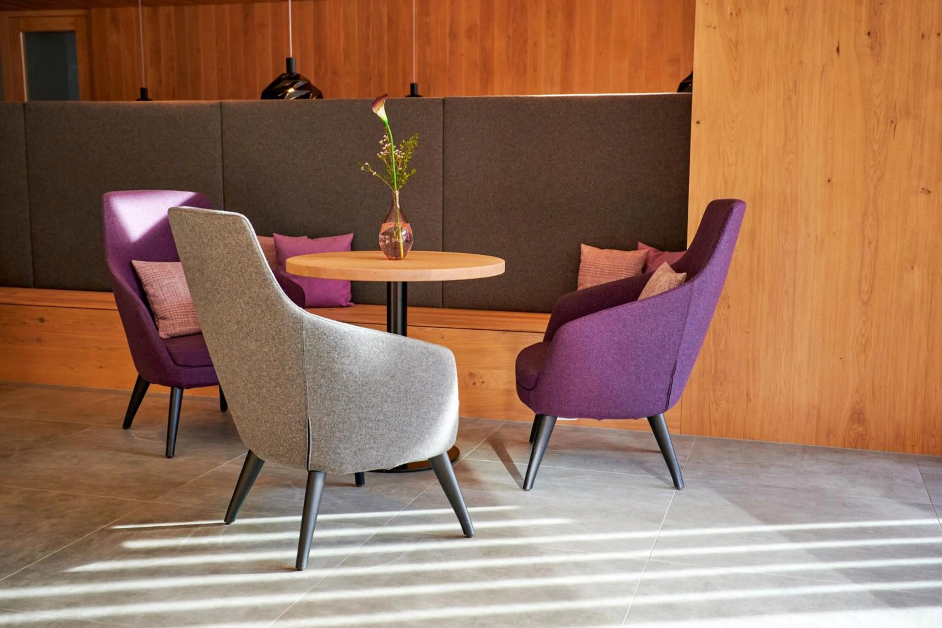 Lounge or bar in Wellness und Brunch Hotel MorgenZeit beheizter Naturpool mit Sandstrand Genuss Frühstück bis 13 Uhr Hochkönig Sommercard