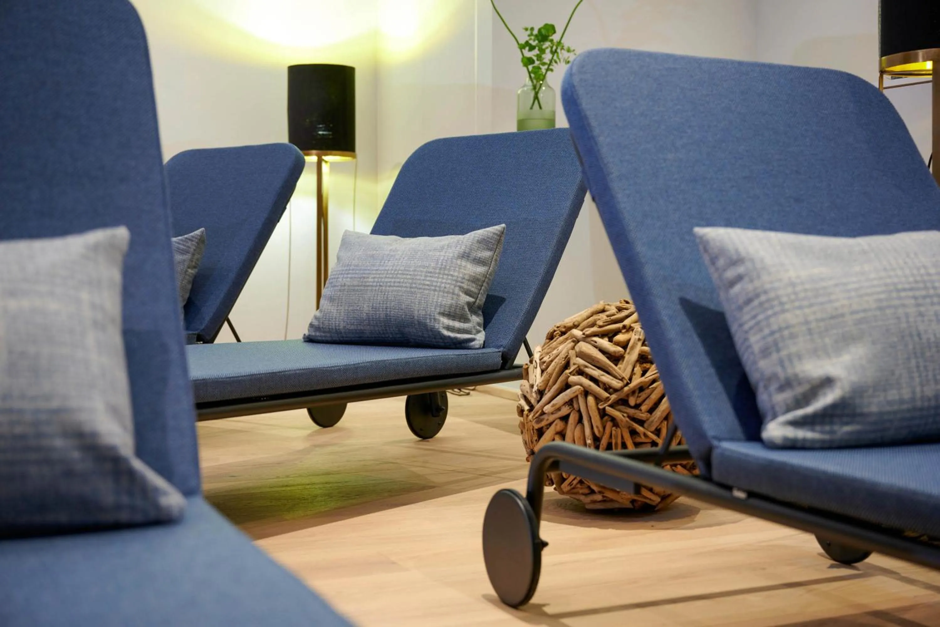 Spa and wellness centre/facilities in Wellness und Brunch Hotel MorgenZeit beheizter Naturpool mit Sandstrand Genuss Frühstück bis 13 Uhr Hochkönig Sommercard