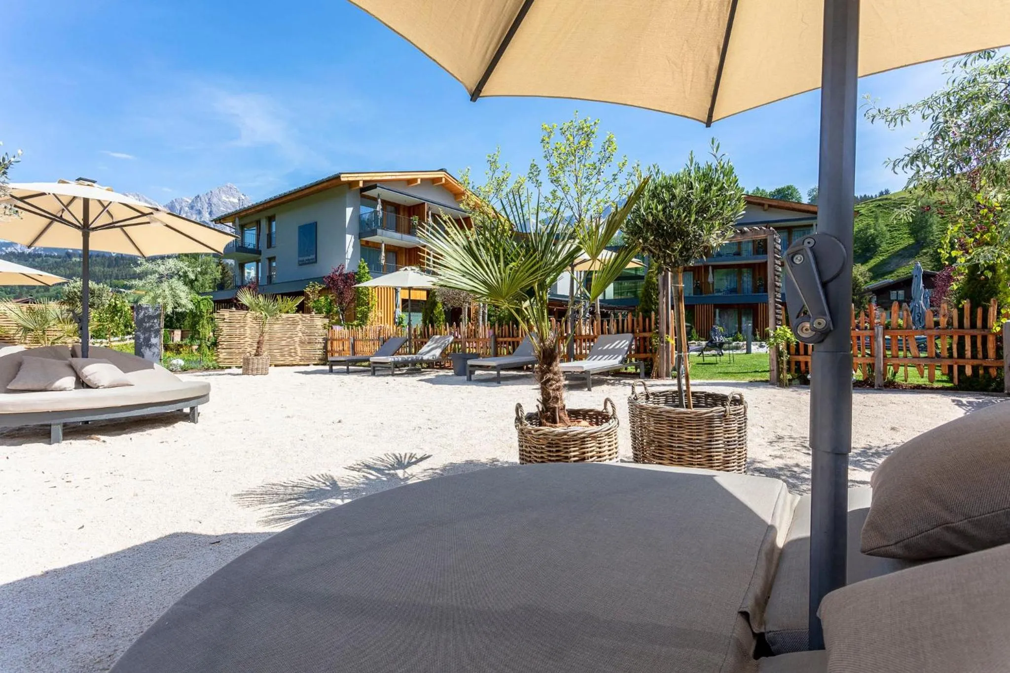 Swimming pool in Wellness und Brunch Hotel MorgenZeit beheizter Naturpool mit Sandstrand Genuss Frühstück bis 13 Uhr Hochkönig Sommercard