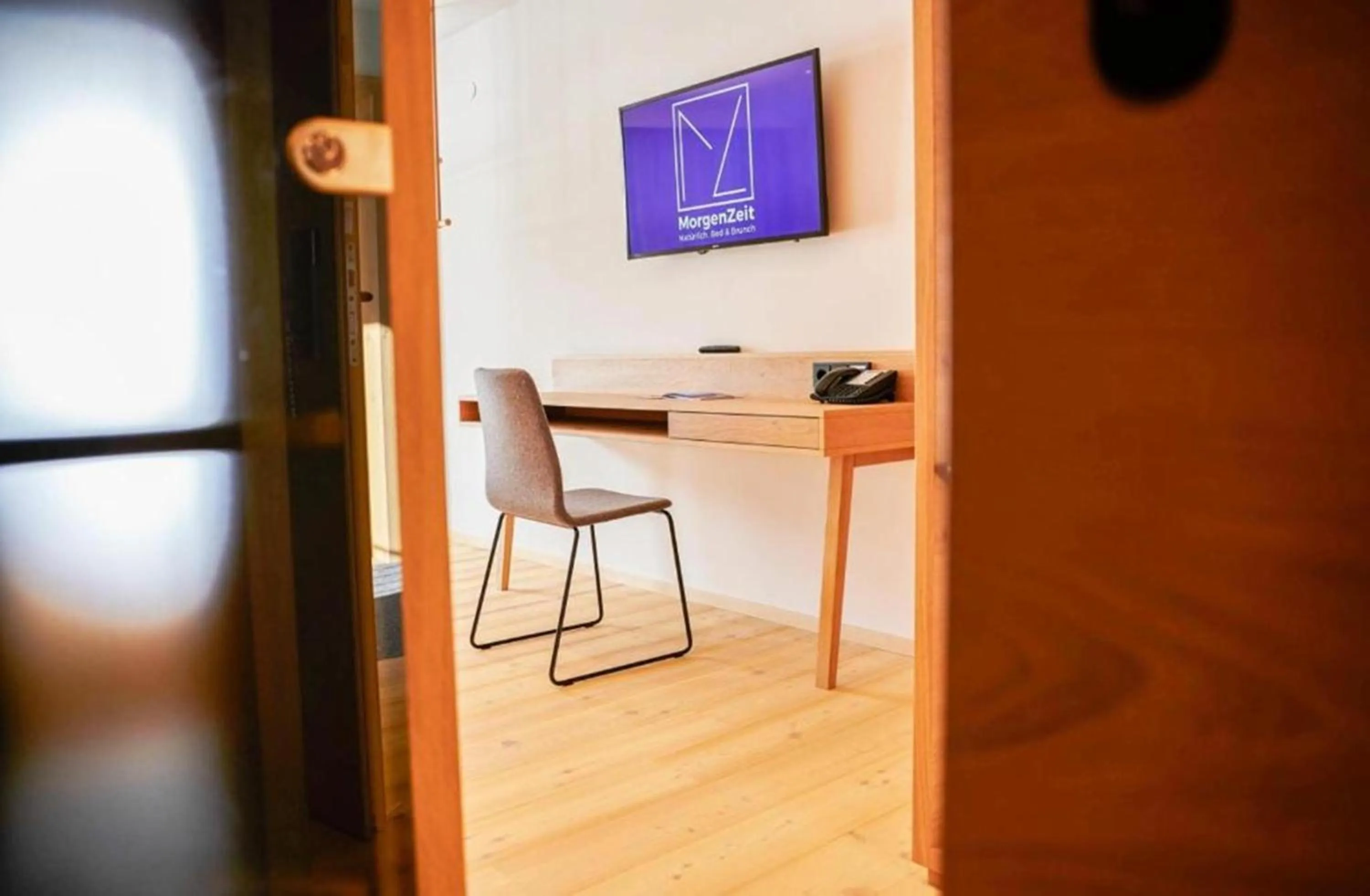 Seating area in Wellness und Brunch Hotel MorgenZeit beheizter Naturpool mit Sandstrand Genuss Frühstück bis 13 Uhr Hochkönig Sommercard