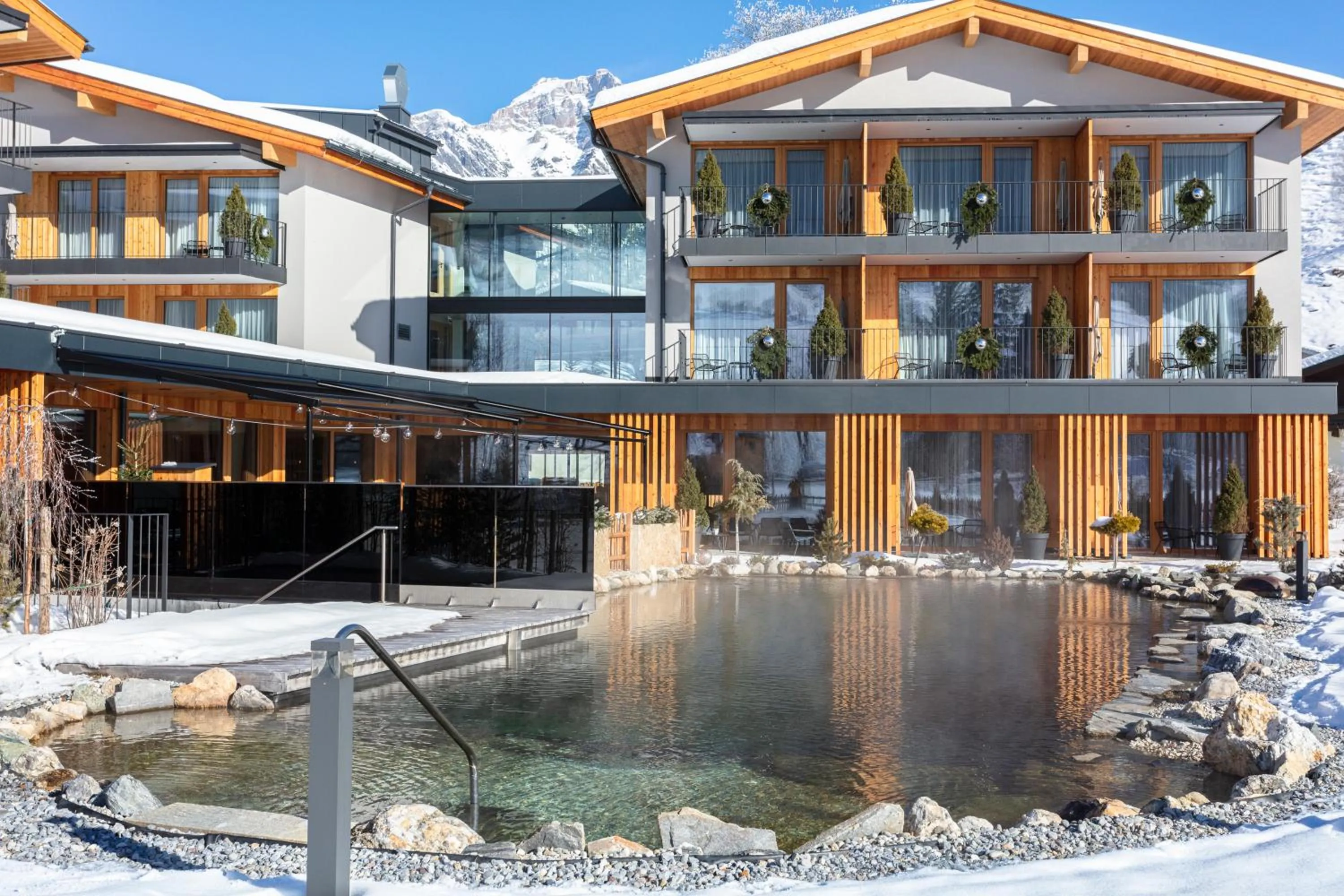Property building in Wellness und Brunch Hotel MorgenZeit beheizter Naturpool mit Sandstrand Genuss Frühstück bis 13 Uhr Hochkönig Sommercard