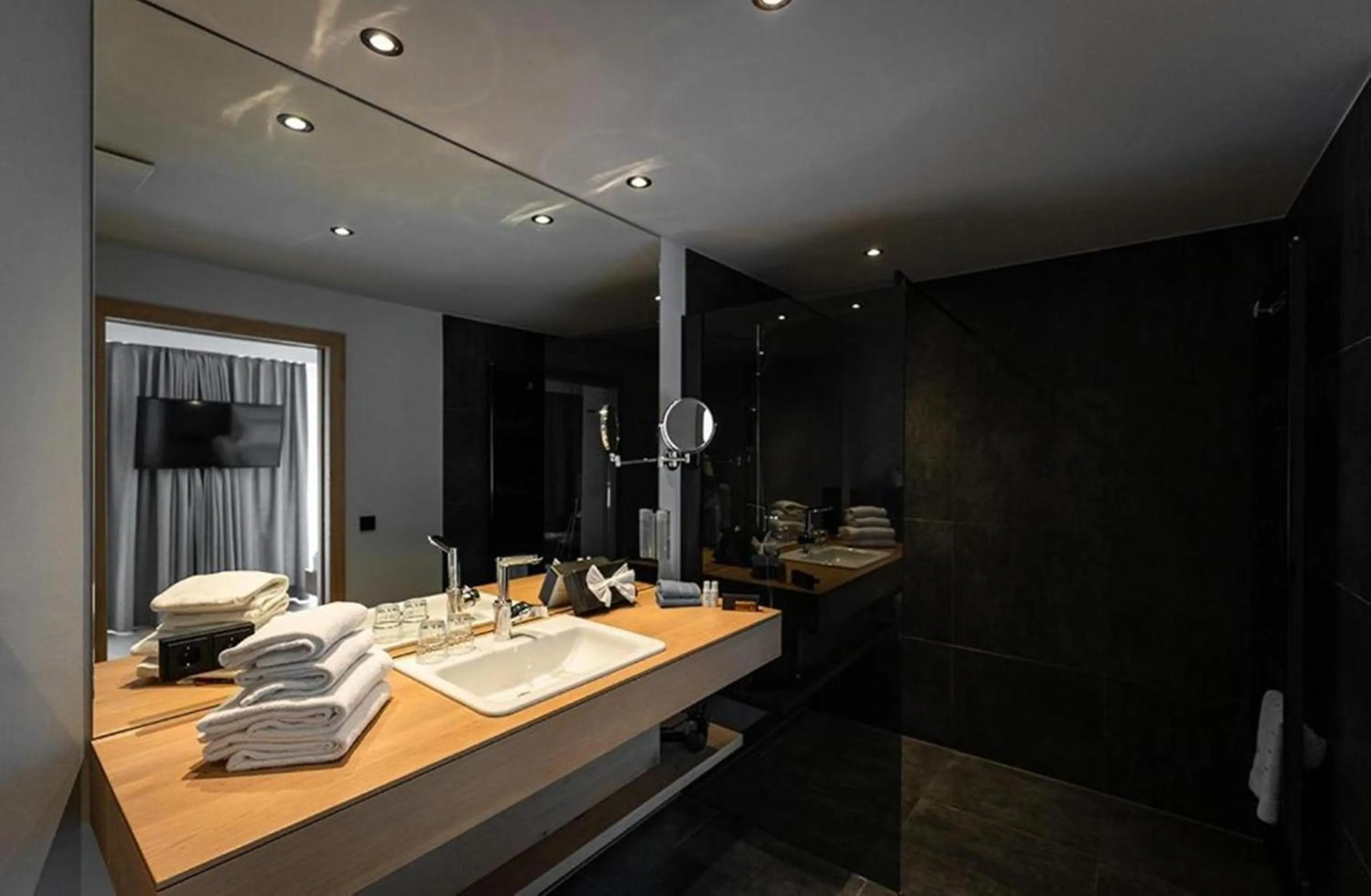 Bathroom in Wellness und Brunch Hotel MorgenZeit beheizter Naturpool mit Sandstrand Genuss Frühstück bis 13 Uhr Hochkönig Sommercard