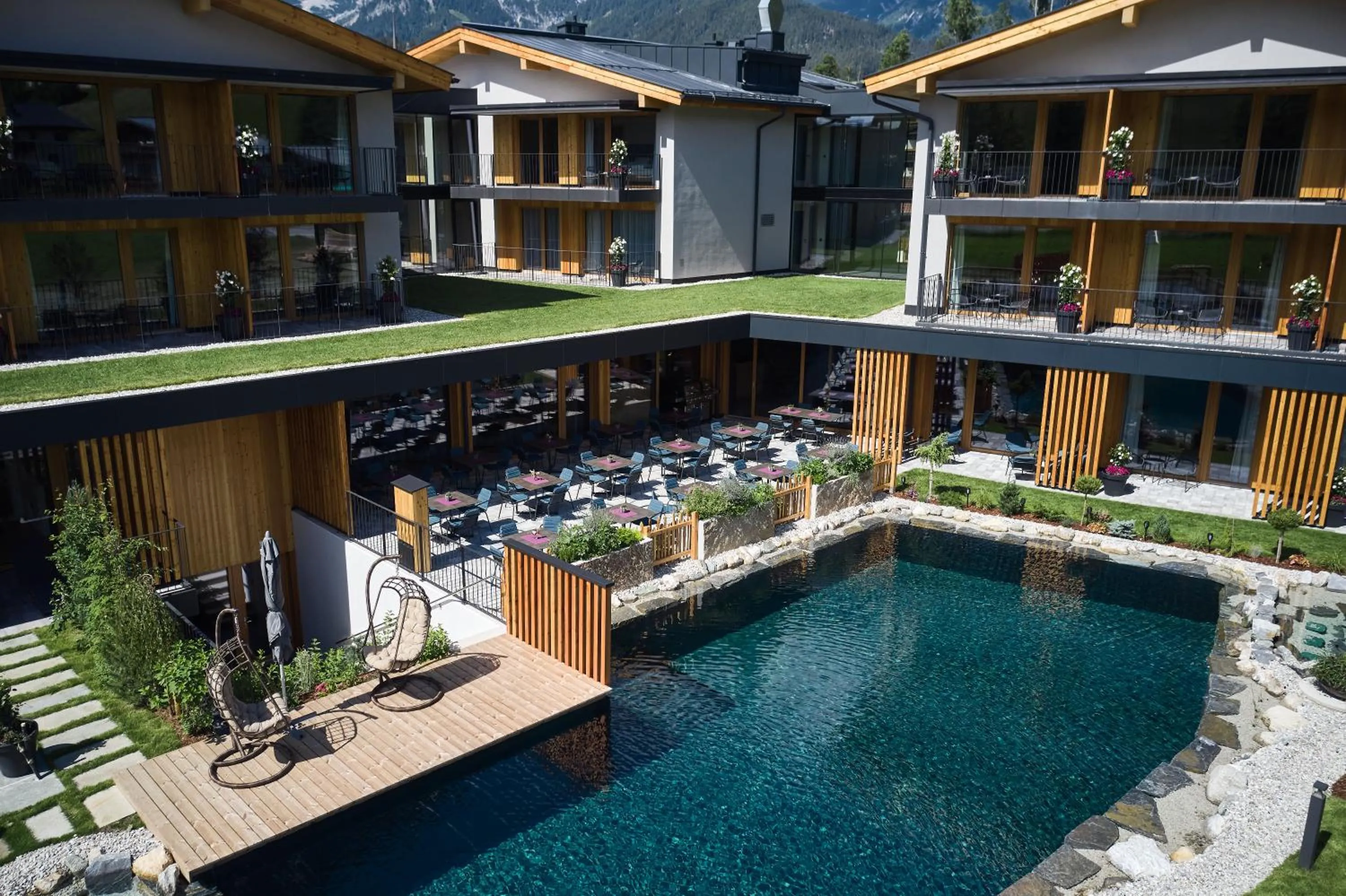 Property building in Wellness und Brunch Hotel MorgenZeit beheizter Naturpool mit Sandstrand Genuss Frühstück bis 13 Uhr Hochkönig Sommercard