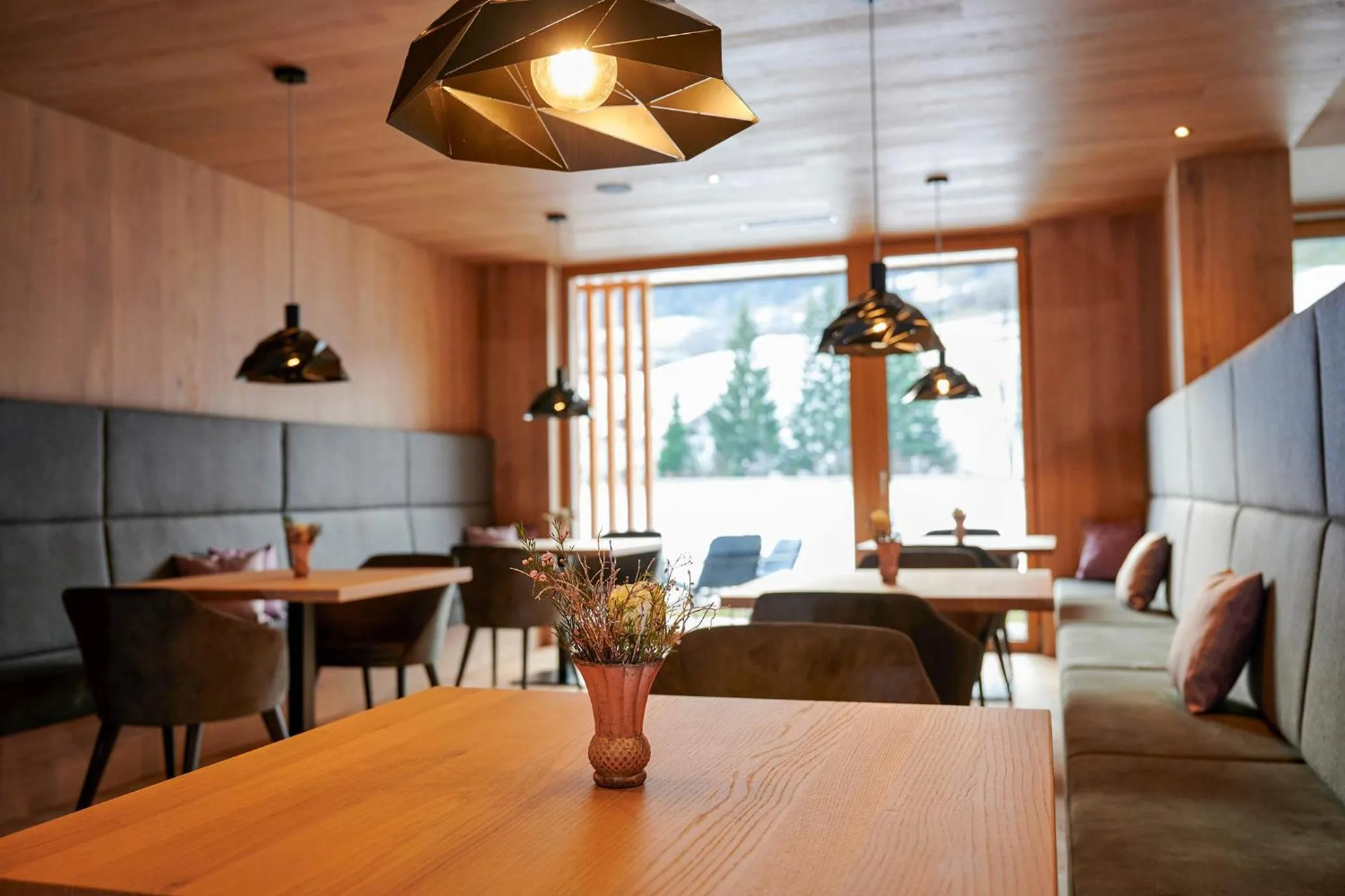 Lounge or bar in Wellness und Brunch Hotel MorgenZeit beheizter Naturpool mit Sandstrand Genuss Frühstück bis 13 Uhr Hochkönig Sommercard