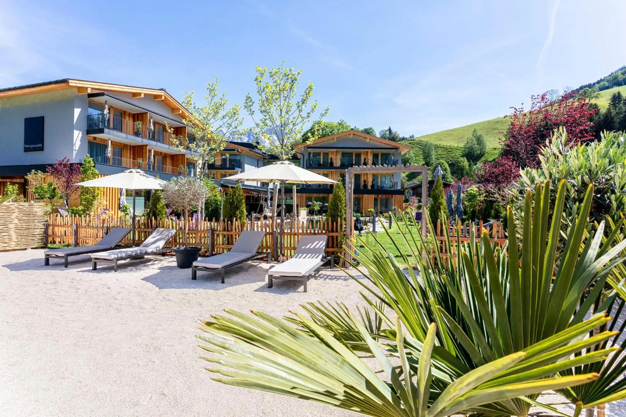 Garden in Wellness und Brunch Hotel MorgenZeit beheizter Naturpool mit Sandstrand Genuss Frühstück bis 13 Uhr Hochkönig Sommercard