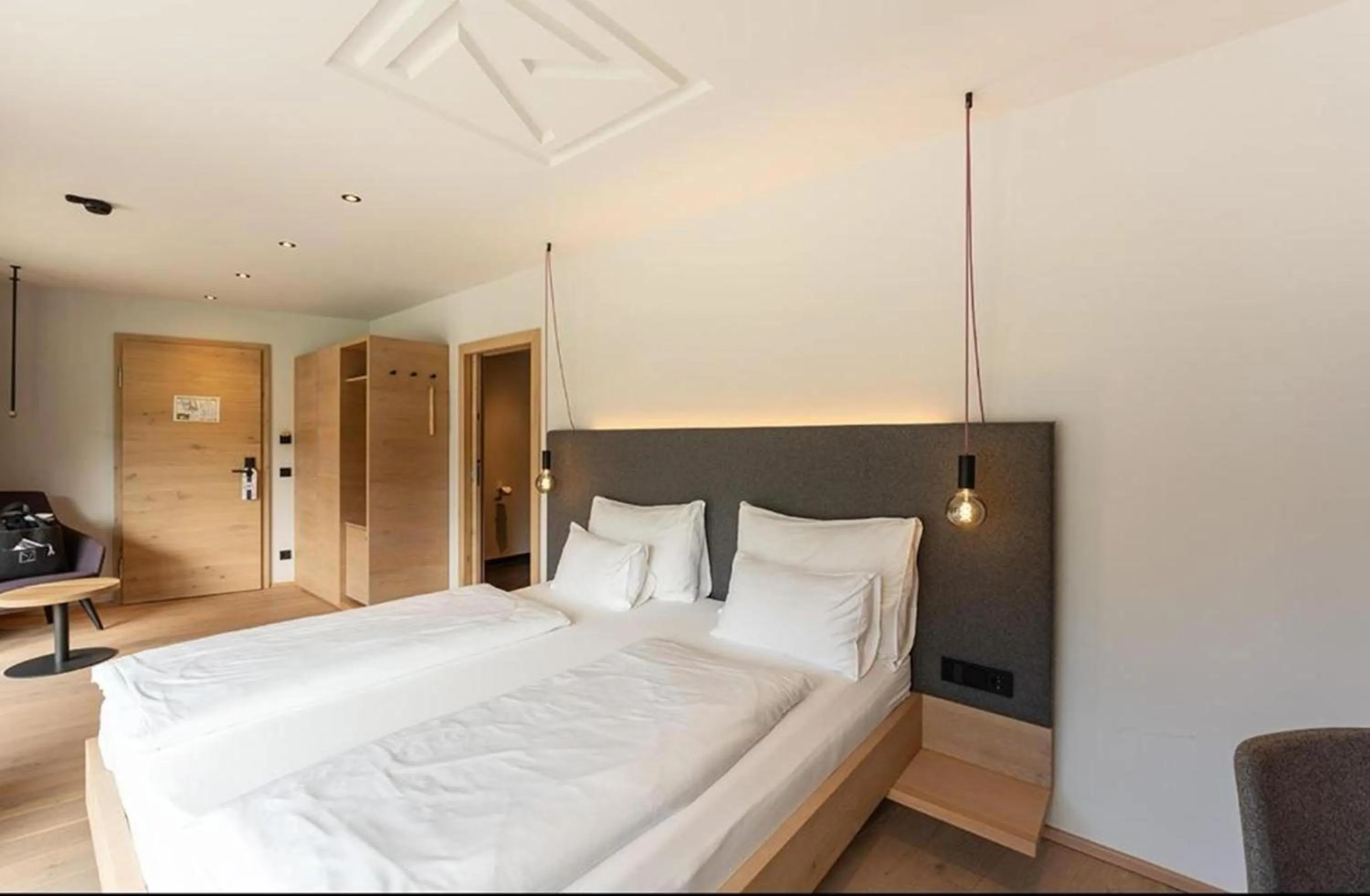 Photo of the whole room, Bed in Wellness und Brunch Hotel MorgenZeit beheizter Naturpool mit Sandstrand Genuss Frühstück bis 13 Uhr Hochkönig Sommercard