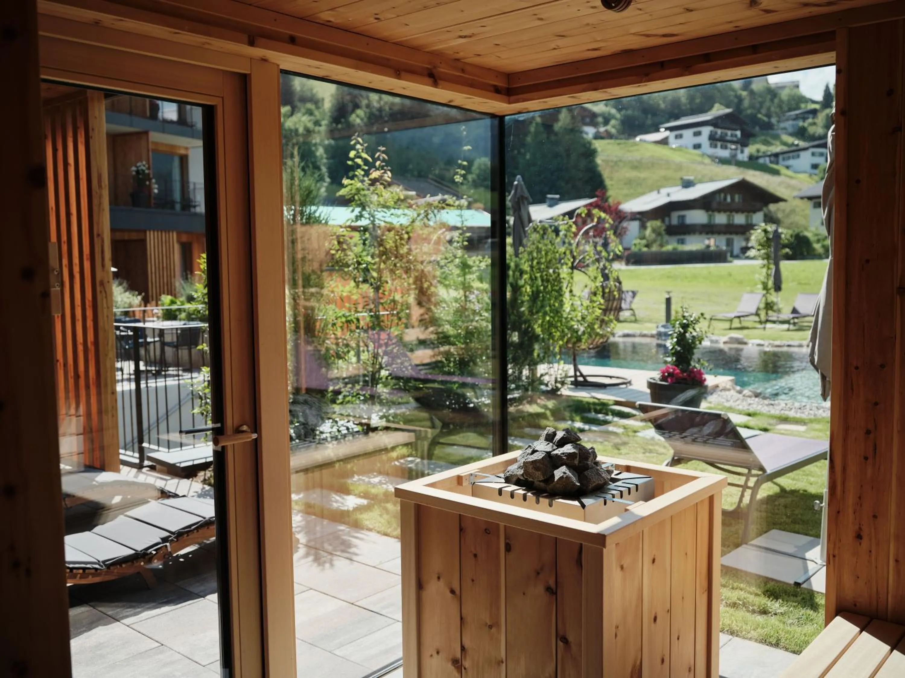 Sauna in Wellness und Brunch Hotel MorgenZeit beheizter Naturpool mit Sandstrand Genuss Frühstück bis 13 Uhr Hochkönig Sommercard