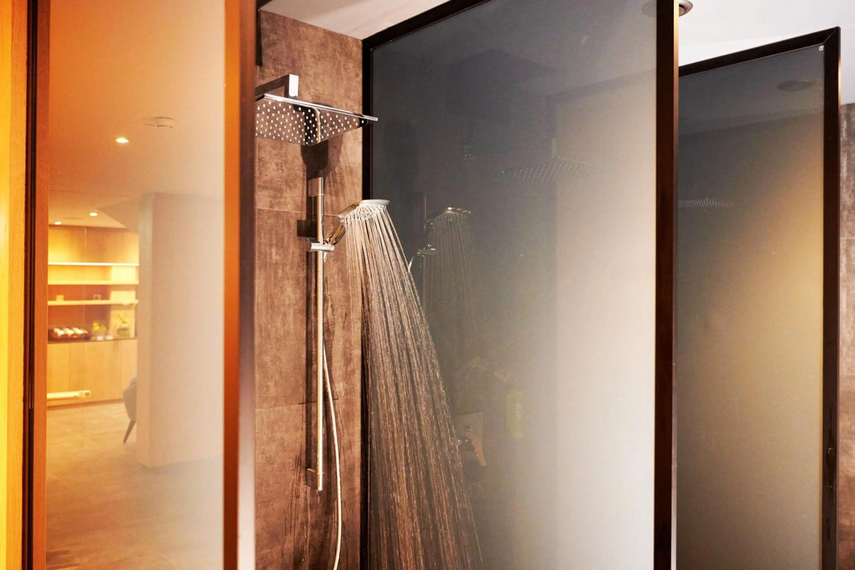 Spa and wellness centre/facilities in Wellness und Brunch Hotel MorgenZeit beheizter Naturpool mit Sandstrand Genuss Frühstück bis 13 Uhr Hochkönig Sommercard