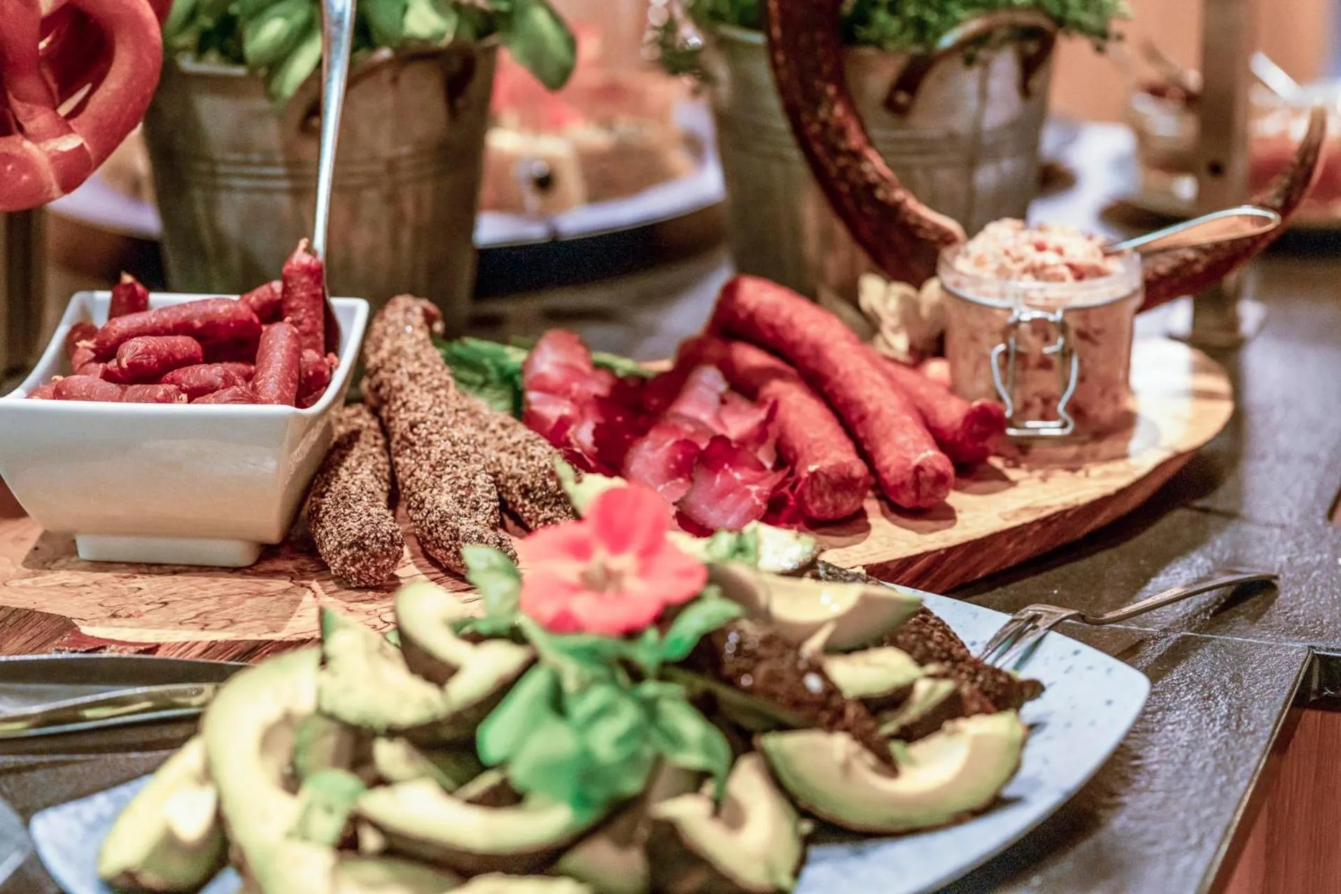 Breakfast in Wellness und Brunch Hotel MorgenZeit beheizter Naturpool mit Sandstrand Genuss Frühstück bis 13 Uhr Hochkönig Sommercard