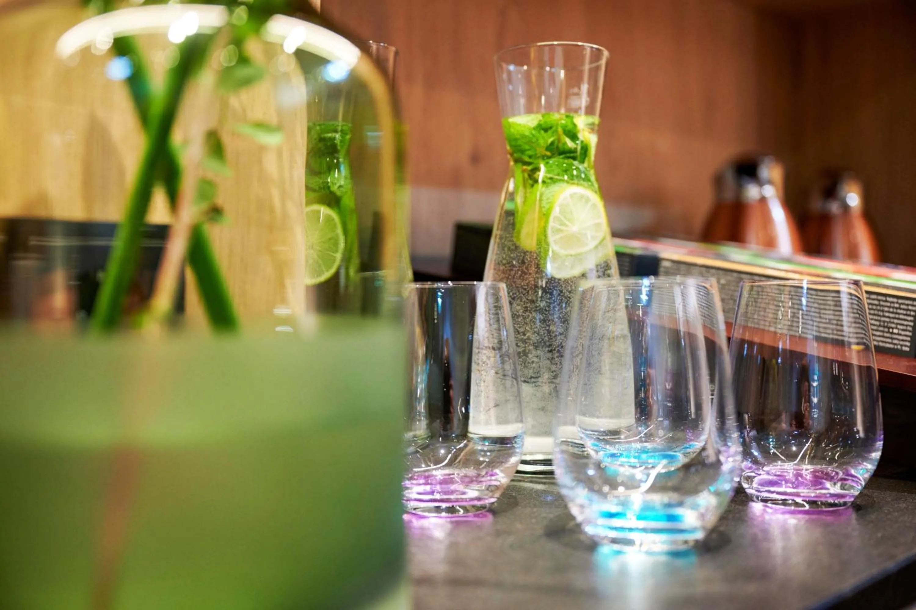 Drinks in Wellness und Brunch Hotel MorgenZeit beheizter Naturpool mit Sandstrand Genuss Frühstück bis 13 Uhr Hochkönig Sommercard