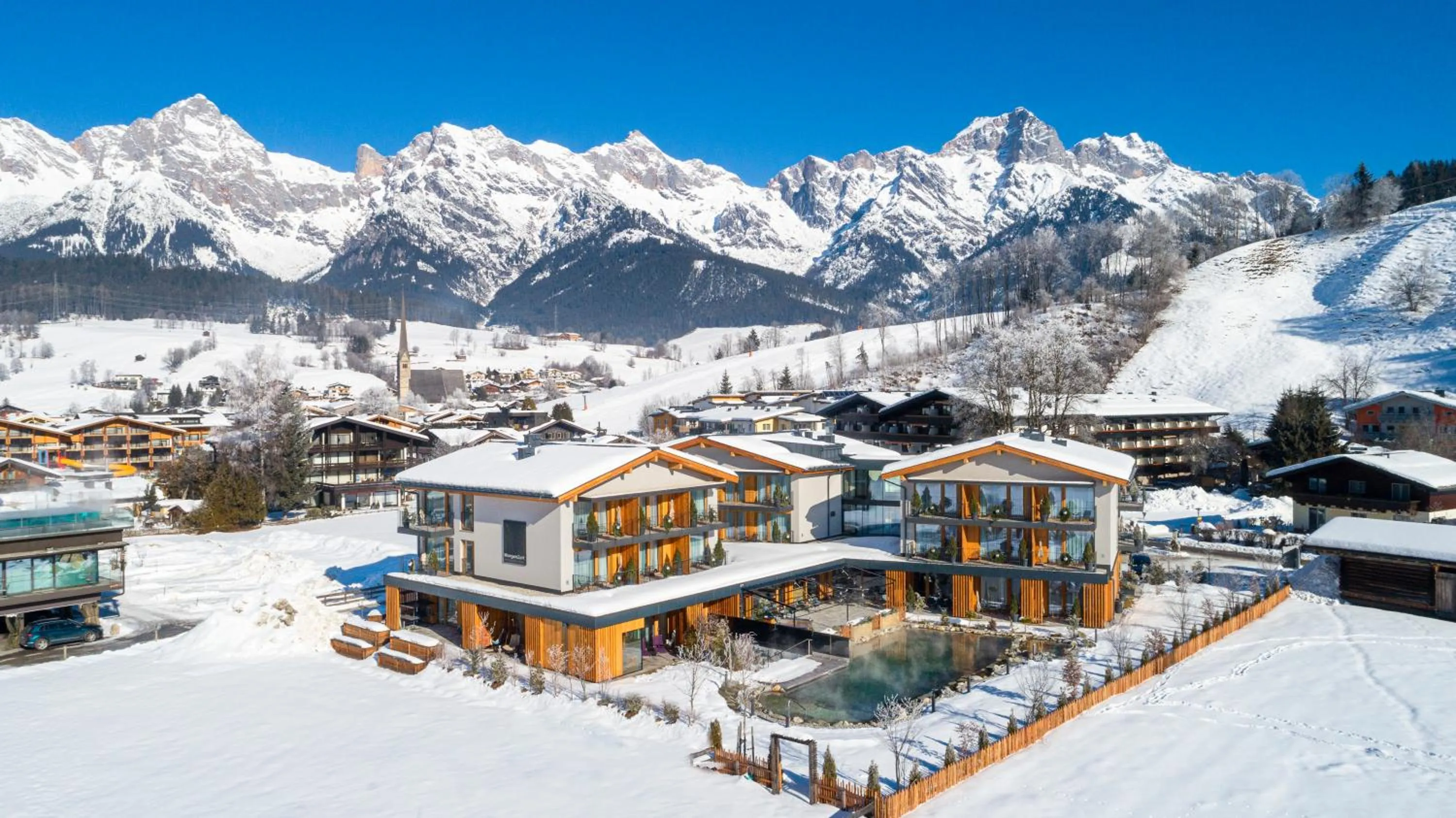 Property building in Wellness und Brunch Hotel MorgenZeit beheizter Naturpool mit Sandstrand Genuss Frühstück bis 13 Uhr Hochkönig Sommercard