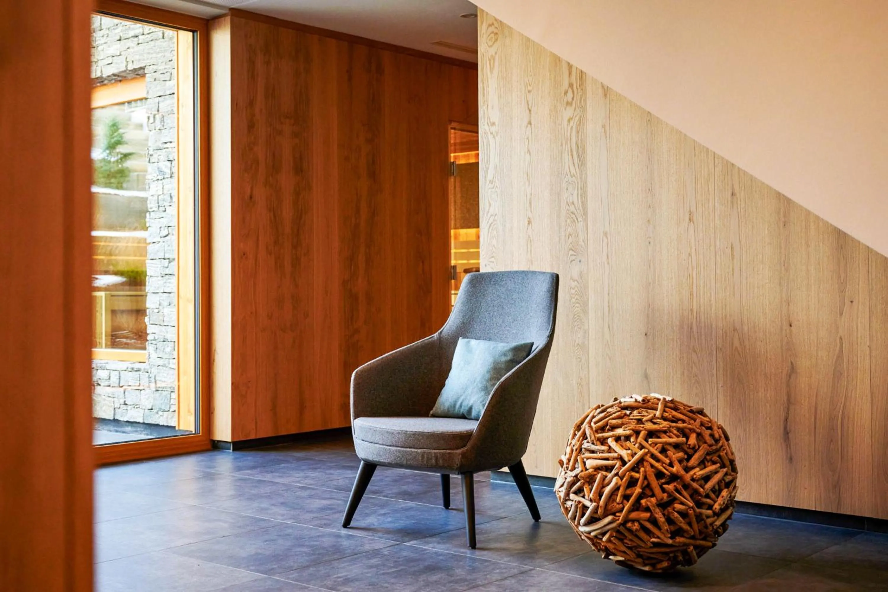 Seating area in Wellness und Brunch Hotel MorgenZeit beheizter Naturpool mit Sandstrand Genuss Frühstück bis 13 Uhr Hochkönig Sommercard