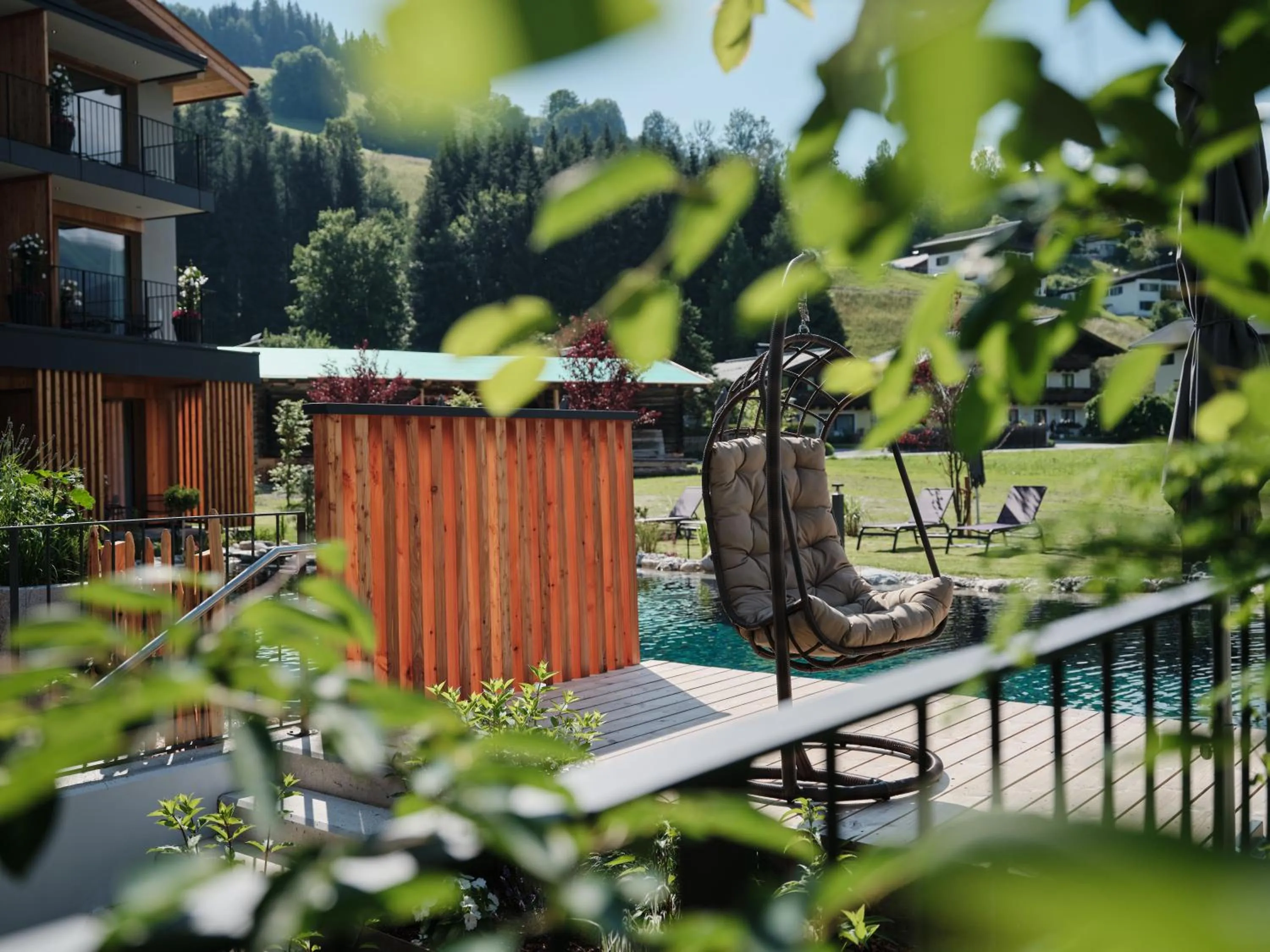 Garden in Wellness und Brunch Hotel MorgenZeit beheizter Naturpool mit Sandstrand Genuss Frühstück bis 13 Uhr Hochkönig Sommercard