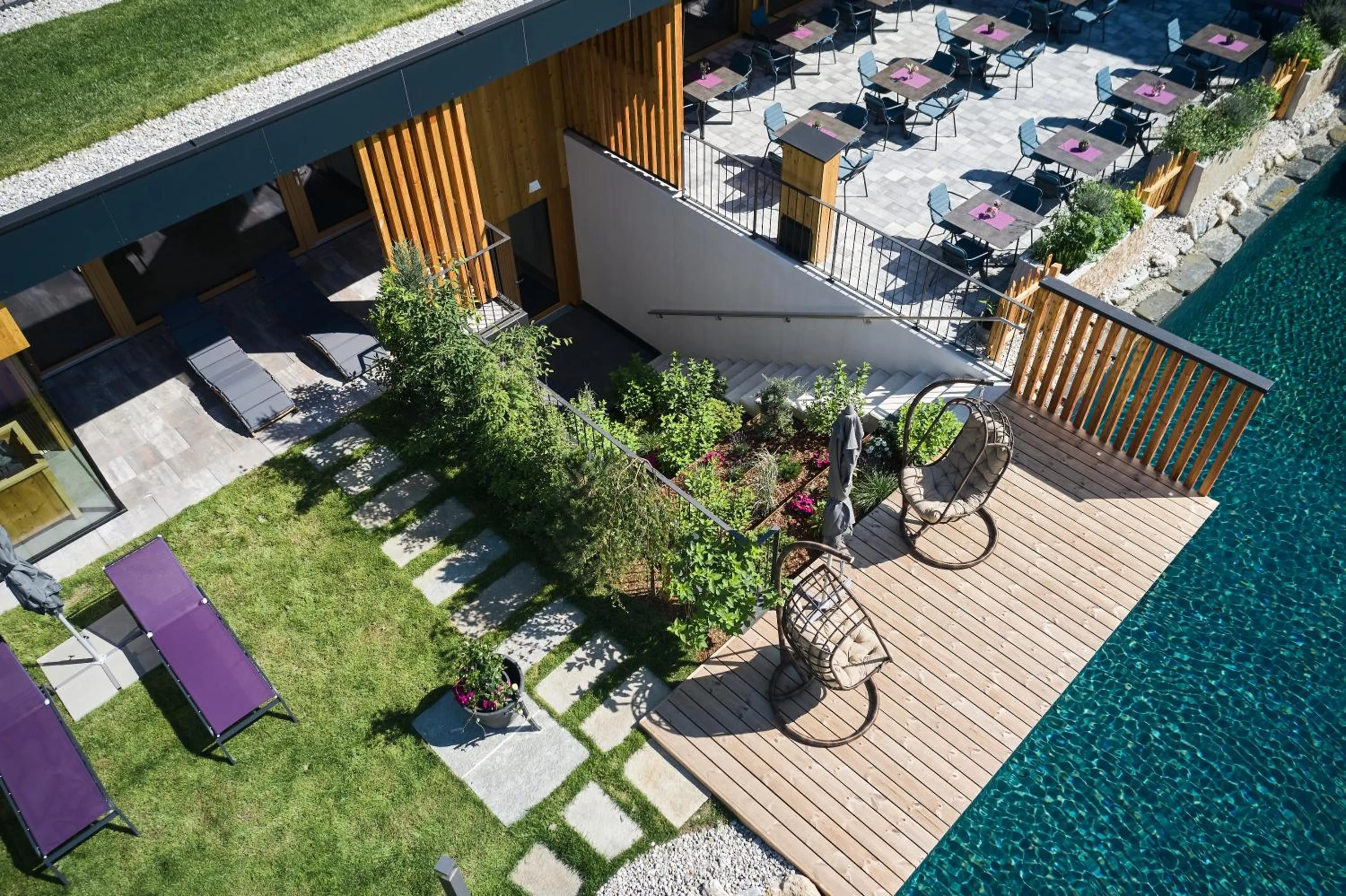 Swimming pool in Wellness und Brunch Hotel MorgenZeit beheizter Naturpool mit Sandstrand Genuss Frühstück bis 13 Uhr Hochkönig Sommercard