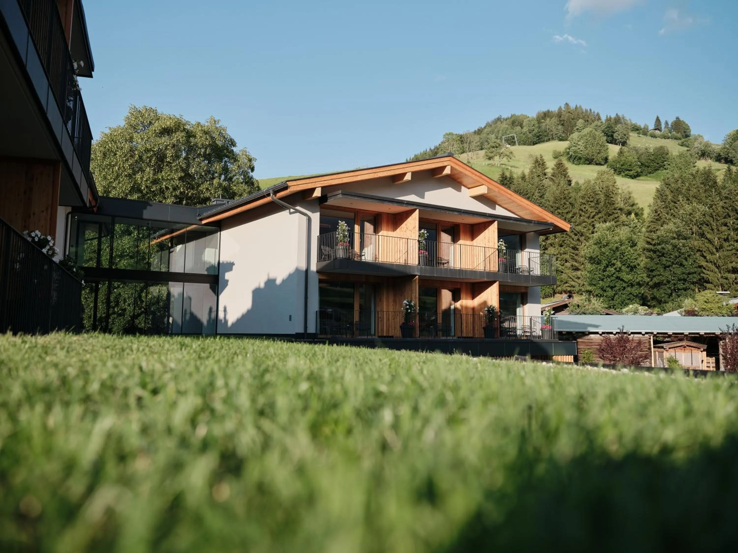 Property building in Wellness und Brunch Hotel MorgenZeit beheizter Naturpool mit Sandstrand Genuss Frühstück bis 13 Uhr Hochkönig Sommercard