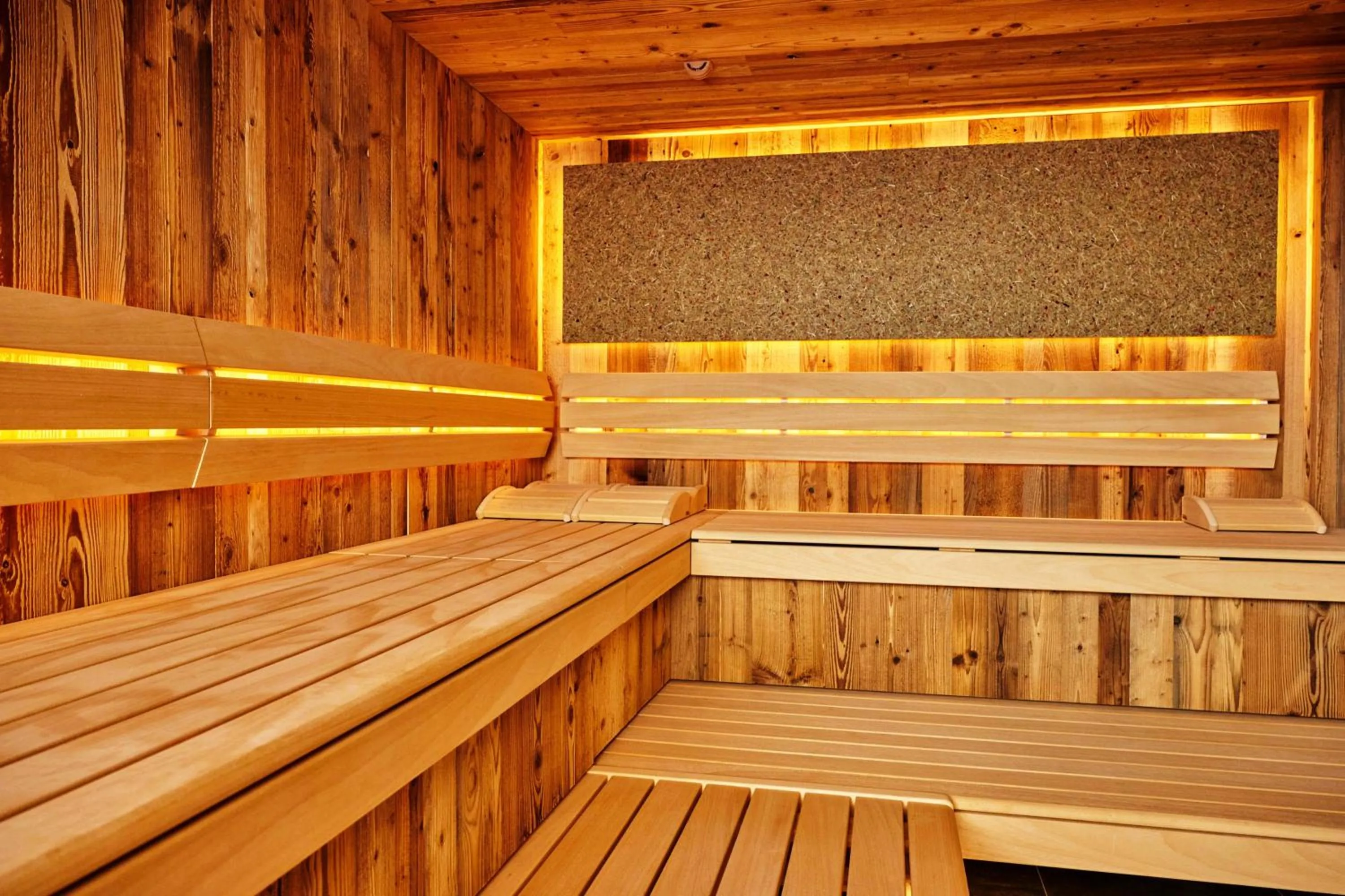Sauna in Wellness und Brunch Hotel MorgenZeit beheizter Naturpool mit Sandstrand Genuss Frühstück bis 13 Uhr Hochkönig Sommercard