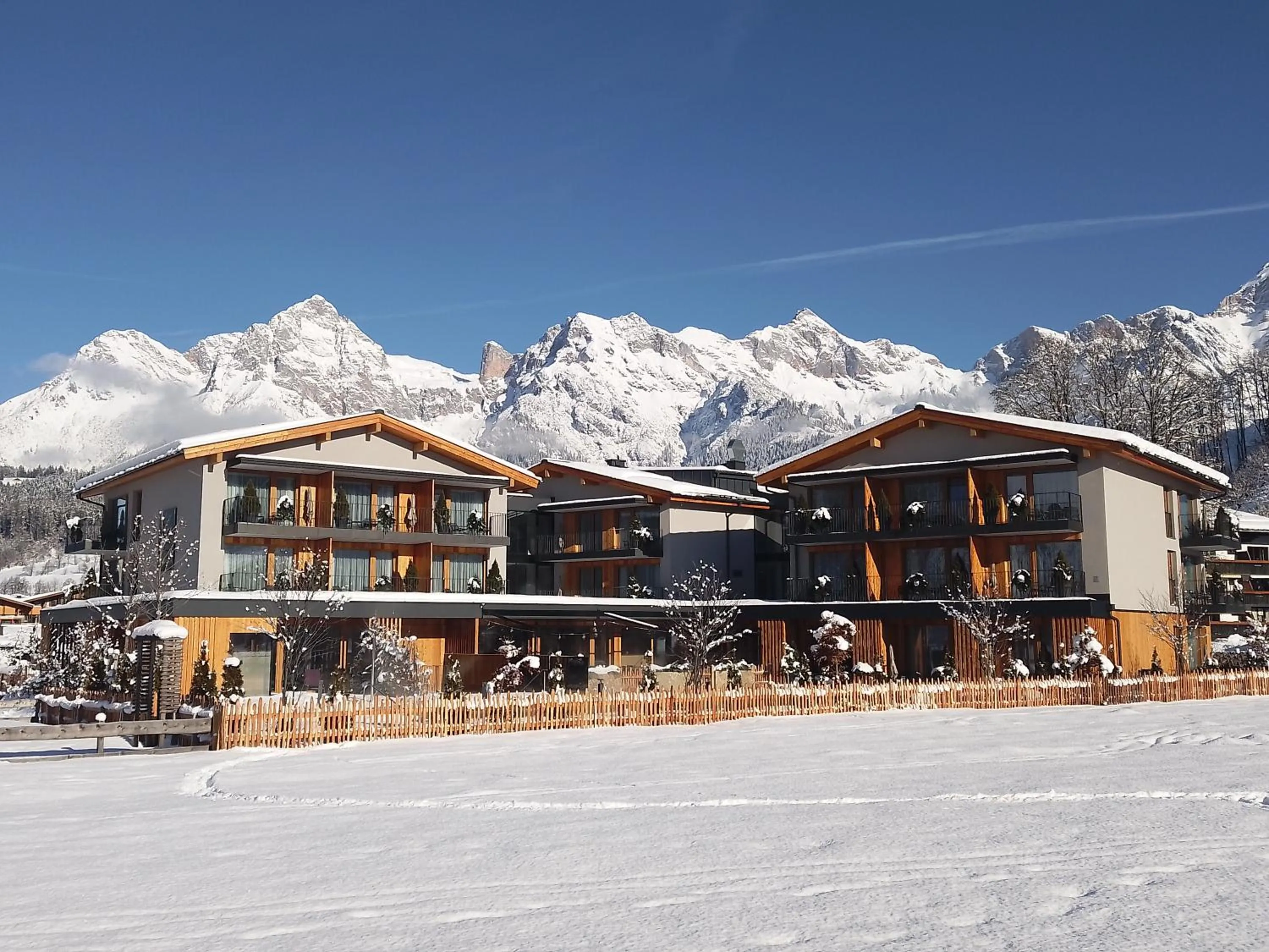 Winter in Wellness und Brunch Hotel MorgenZeit beheizter Naturpool mit Sandstrand Genuss Frühstück bis 13 Uhr Hochkönig Sommercard
