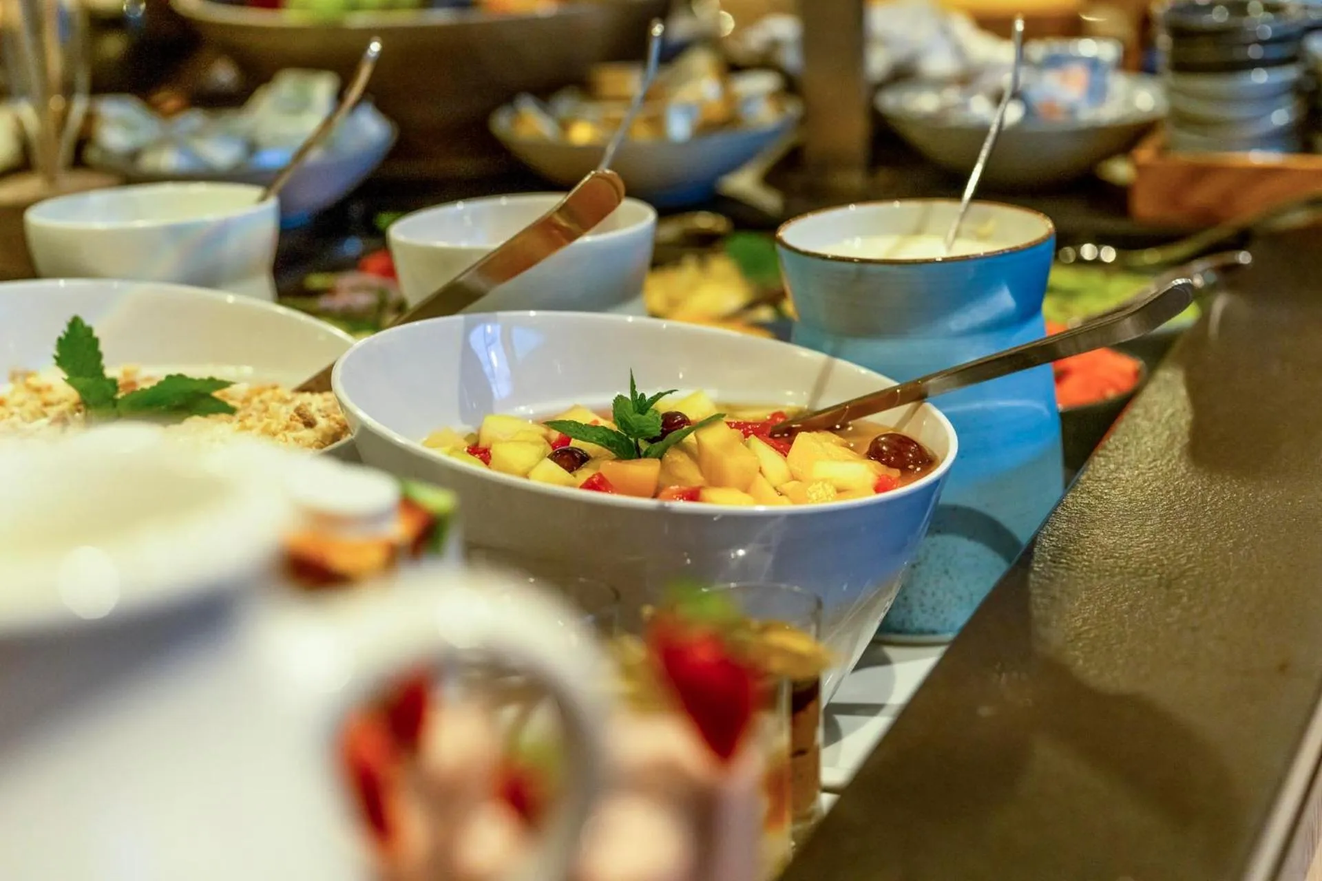 Breakfast in Wellness und Brunch Hotel MorgenZeit beheizter Naturpool mit Sandstrand Genuss Frühstück bis 13 Uhr Hochkönig Sommercard