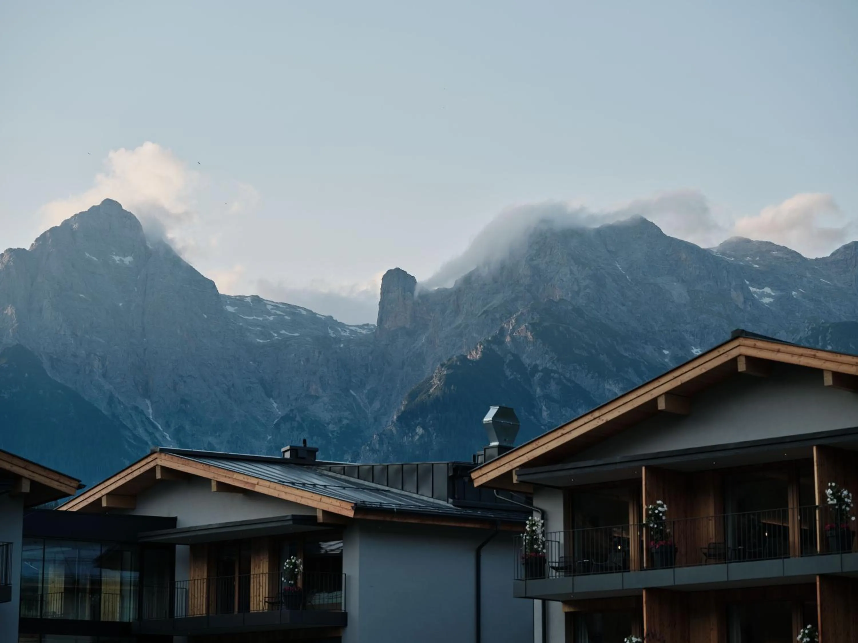 Mountain view in Wellness und Brunch Hotel MorgenZeit beheizter Naturpool mit Sandstrand Genuss Frühstück bis 13 Uhr Hochkönig Sommercard