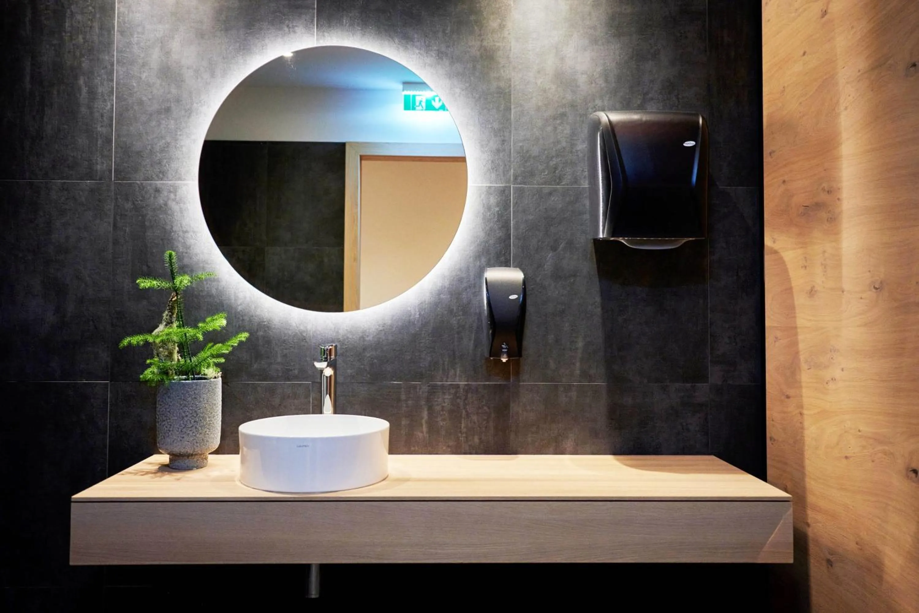 Bathroom in Wellness und Brunch Hotel MorgenZeit beheizter Naturpool mit Sandstrand Genuss Frühstück bis 13 Uhr Hochkönig Sommercard