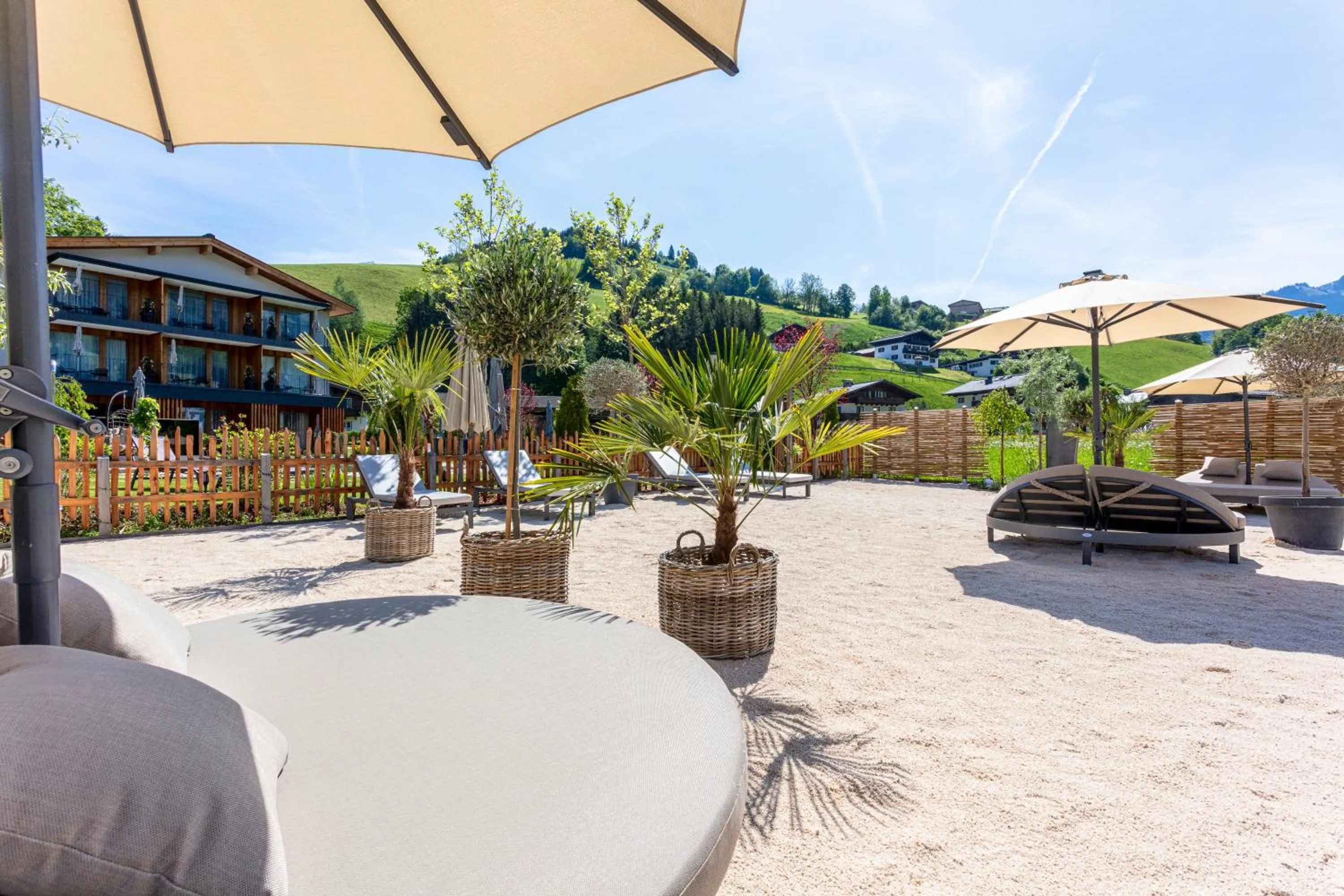 Swimming pool in Wellness und Brunch Hotel MorgenZeit beheizter Naturpool mit Sandstrand Genuss Frühstück bis 13 Uhr Hochkönig Sommercard