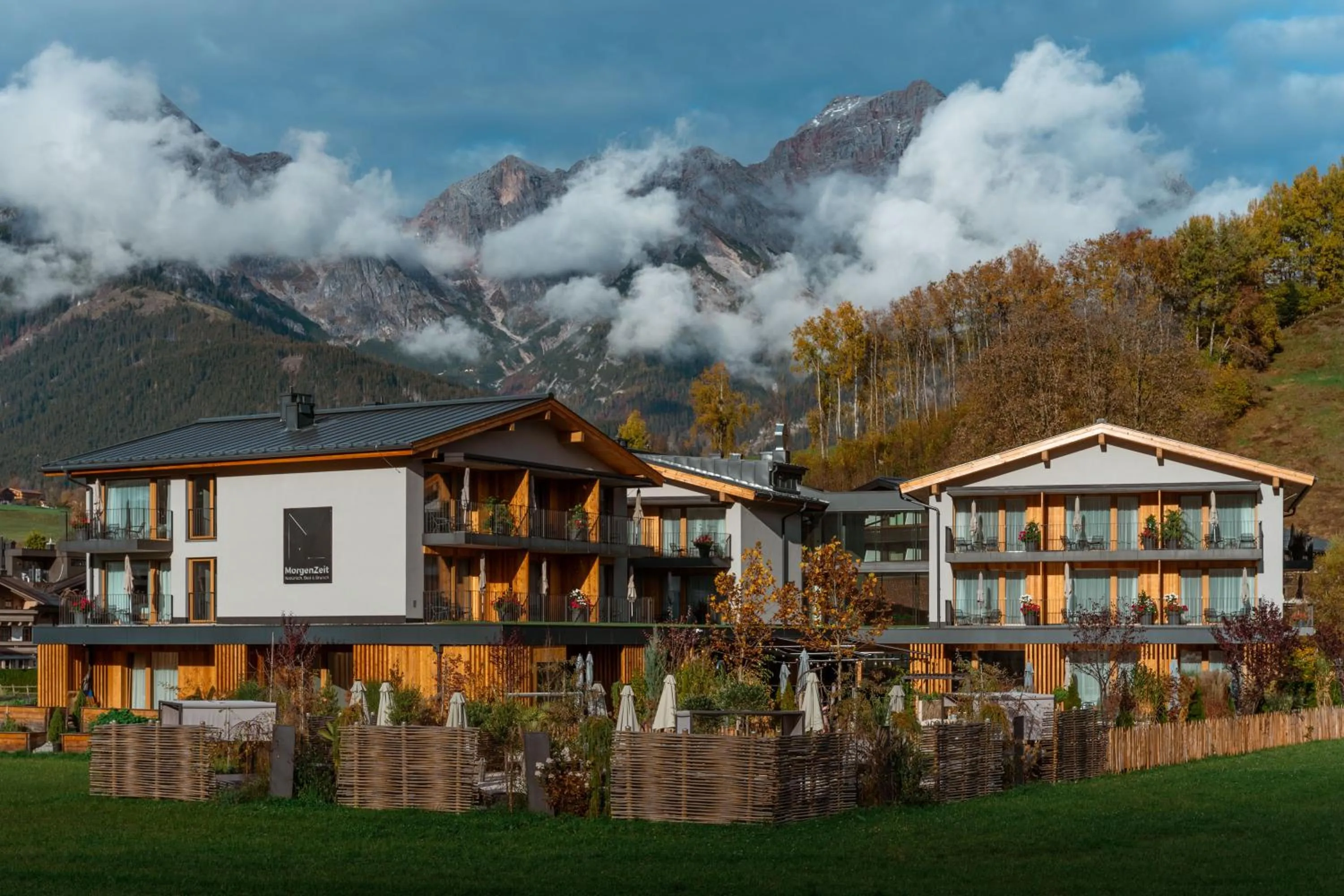 Property building in Wellness und Brunch Hotel MorgenZeit beheizter Naturpool mit Sandstrand Genuss Frühstück bis 13 Uhr Hochkönig Sommercard