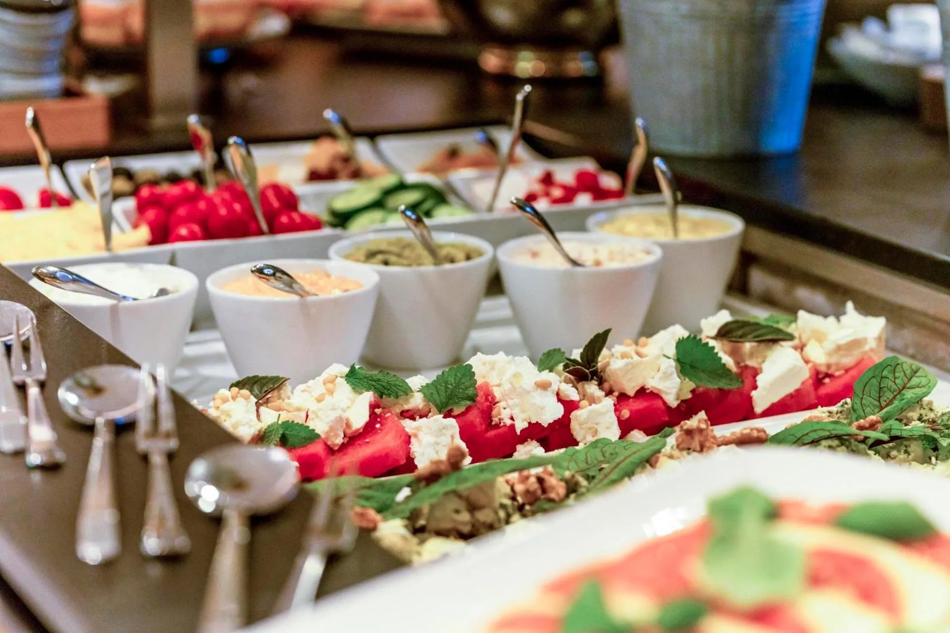 Breakfast in Wellness und Brunch Hotel MorgenZeit beheizter Naturpool mit Sandstrand Genuss Frühstück bis 13 Uhr Hochkönig Sommercard