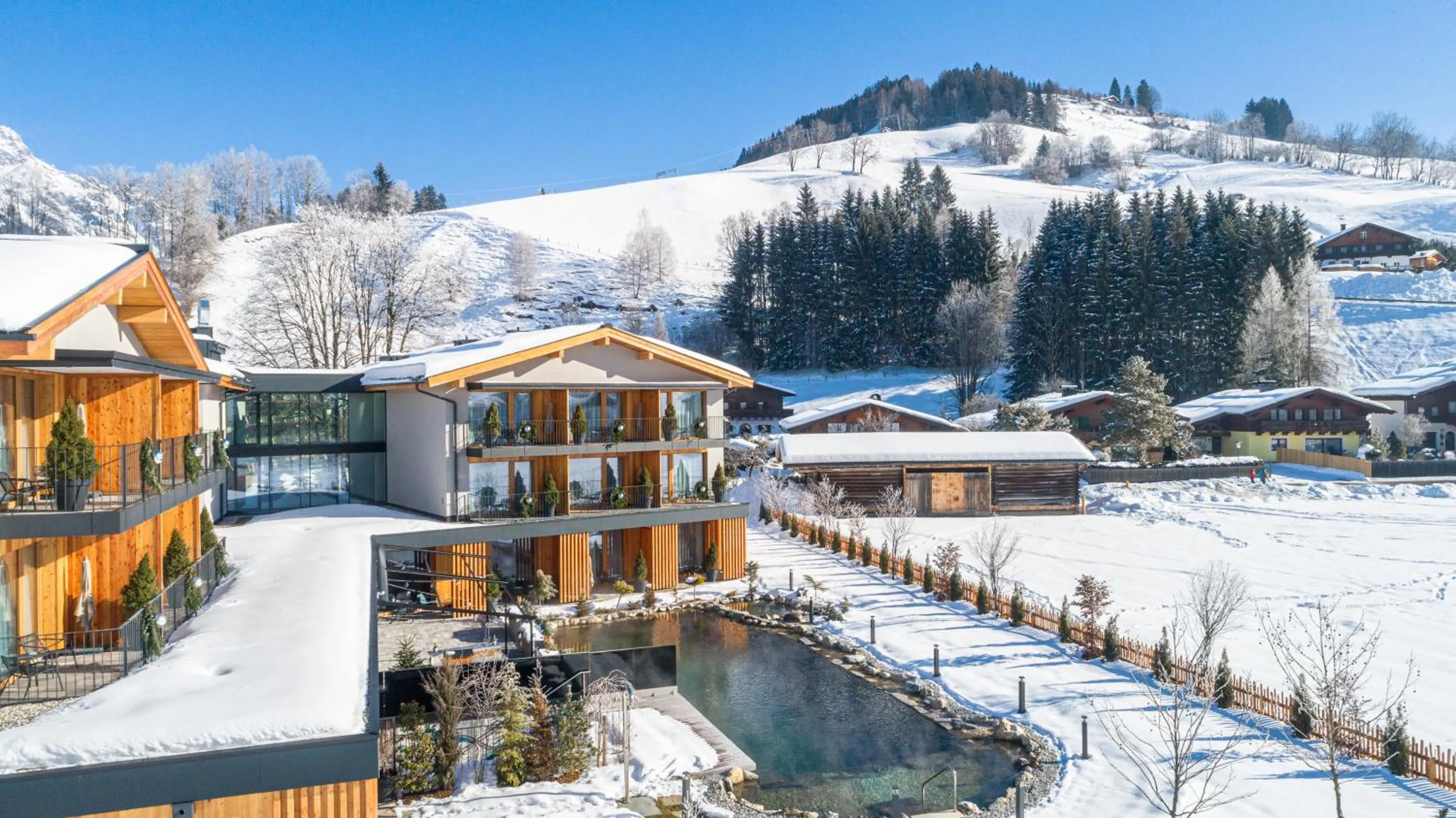 Property building in Wellness und Brunch Hotel MorgenZeit beheizter Naturpool mit Sandstrand Genuss Frühstück bis 13 Uhr Hochkönig Sommercard