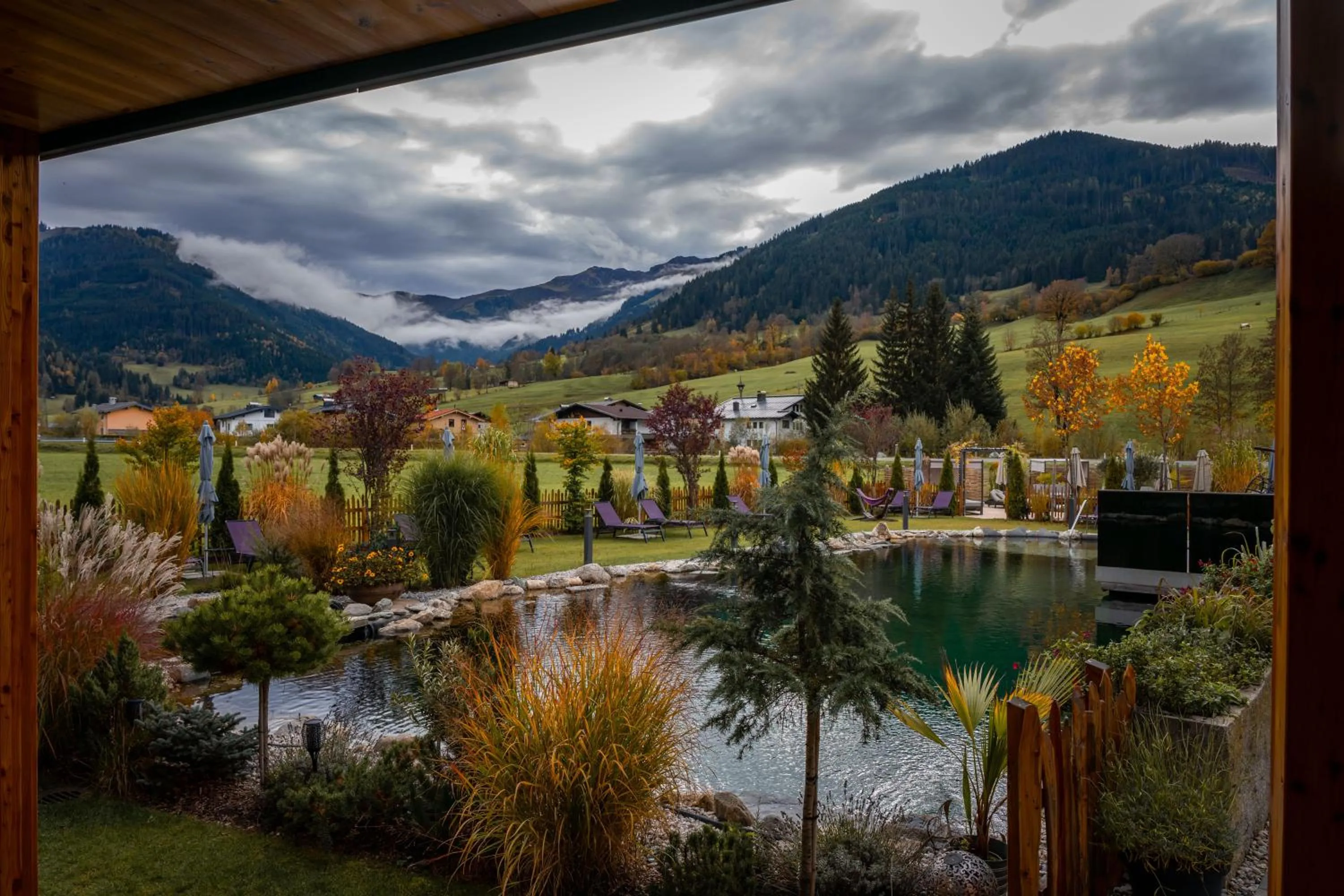 Swimming pool in Wellness und Brunch Hotel MorgenZeit beheizter Naturpool mit Sandstrand Genuss Frühstück bis 13 Uhr Hochkönig Sommercard