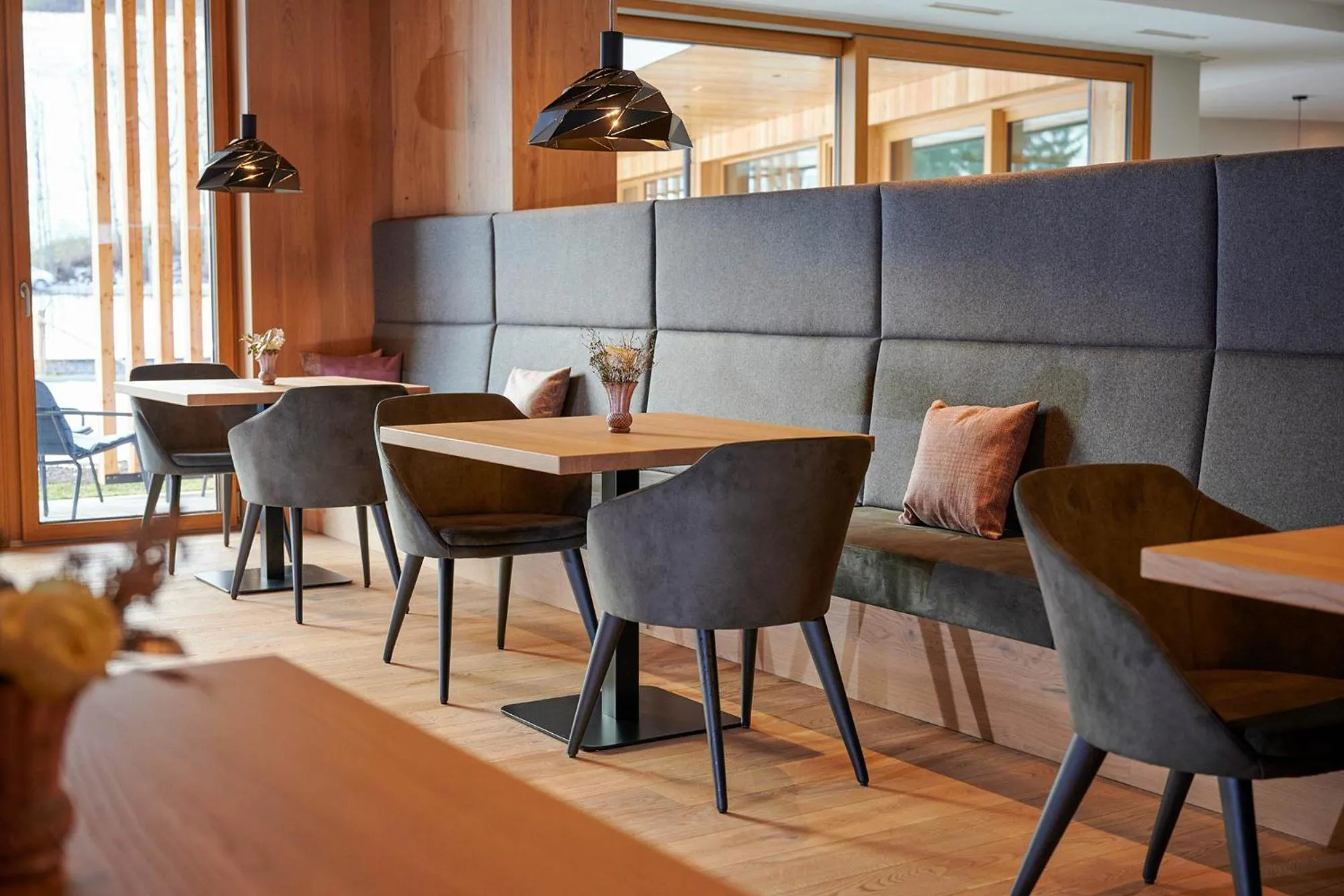 Breakfast in Wellness und Brunch Hotel MorgenZeit beheizter Naturpool mit Sandstrand Genuss Frühstück bis 13 Uhr Hochkönig Sommercard