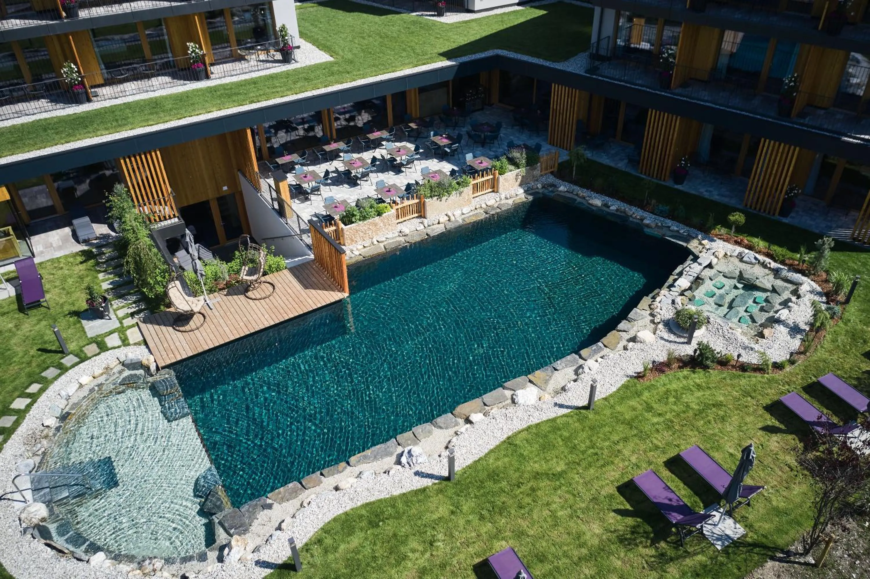 Bird's eye view in Wellness und Brunch Hotel MorgenZeit beheizter Naturpool mit Sandstrand Genuss Frühstück bis 13 Uhr Hochkönig Sommercard