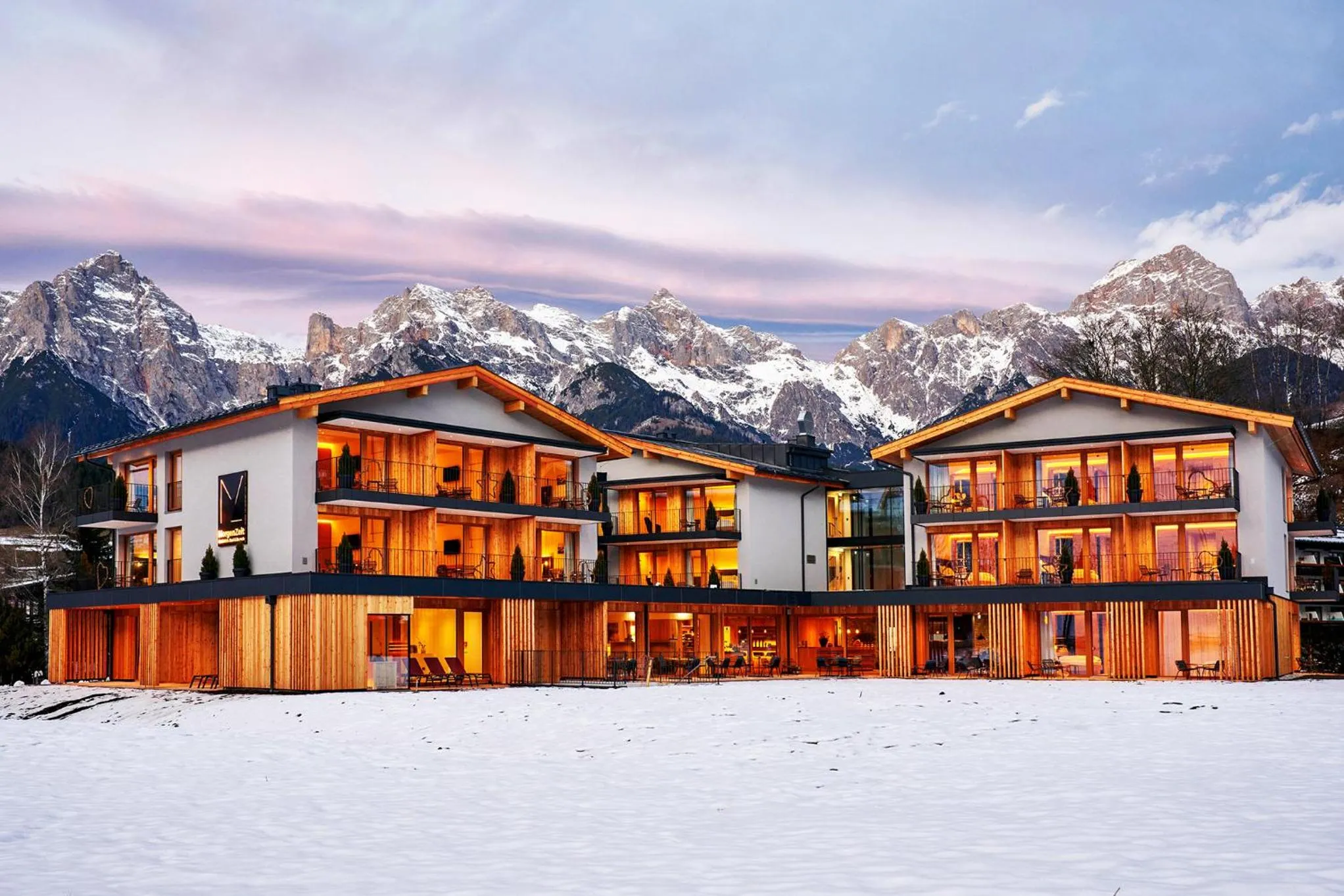 Property building in Wellness und Brunch Hotel MorgenZeit beheizter Naturpool mit Sandstrand Genuss Frühstück bis 13 Uhr Hochkönig Sommercard