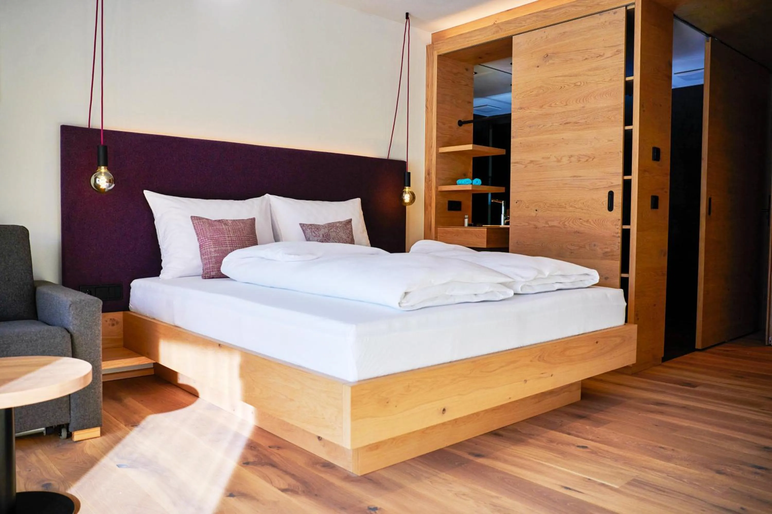 Photo of the whole room, Bed in Wellness und Brunch Hotel MorgenZeit beheizter Naturpool mit Sandstrand Genuss Frühstück bis 13 Uhr Hochkönig Sommercard