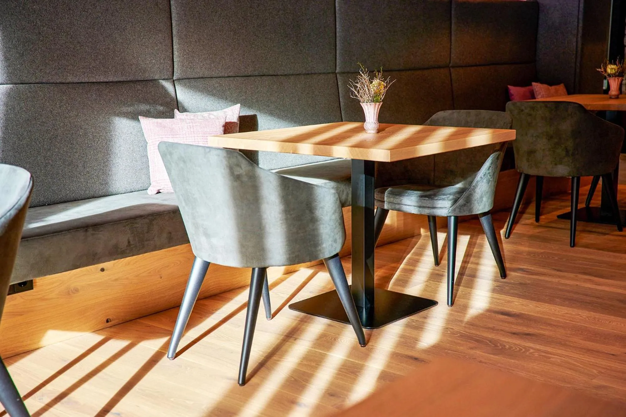 Dining area in Wellness und Brunch Hotel MorgenZeit beheizter Naturpool mit Sandstrand Genuss Frühstück bis 13 Uhr Hochkönig Sommercard