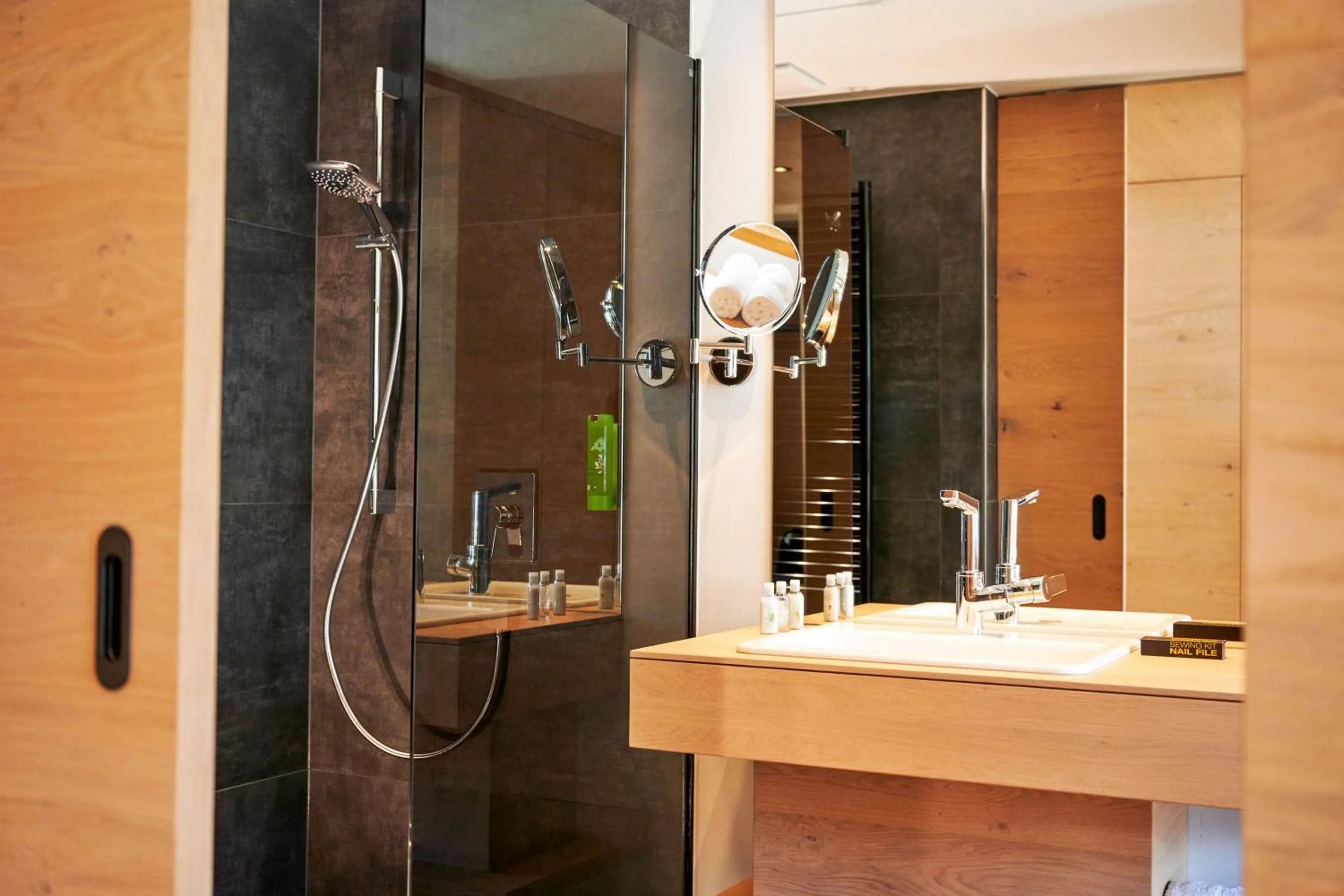 Bathroom in Wellness und Brunch Hotel MorgenZeit beheizter Naturpool mit Sandstrand Genuss Frühstück bis 13 Uhr Hochkönig Sommercard