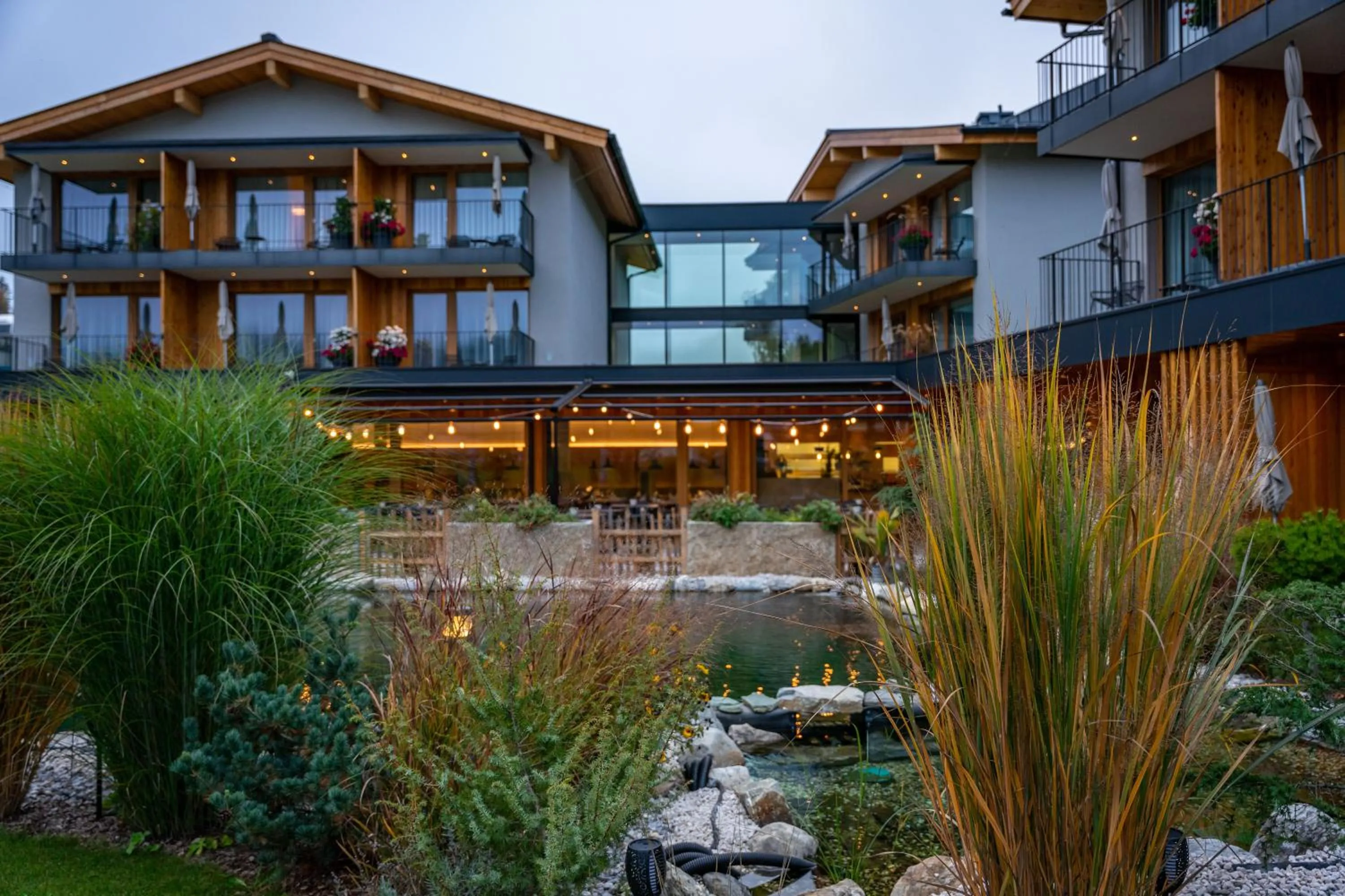 Swimming pool in Wellness und Brunch Hotel MorgenZeit beheizter Naturpool mit Sandstrand Genuss Frühstück bis 13 Uhr Hochkönig Sommercard